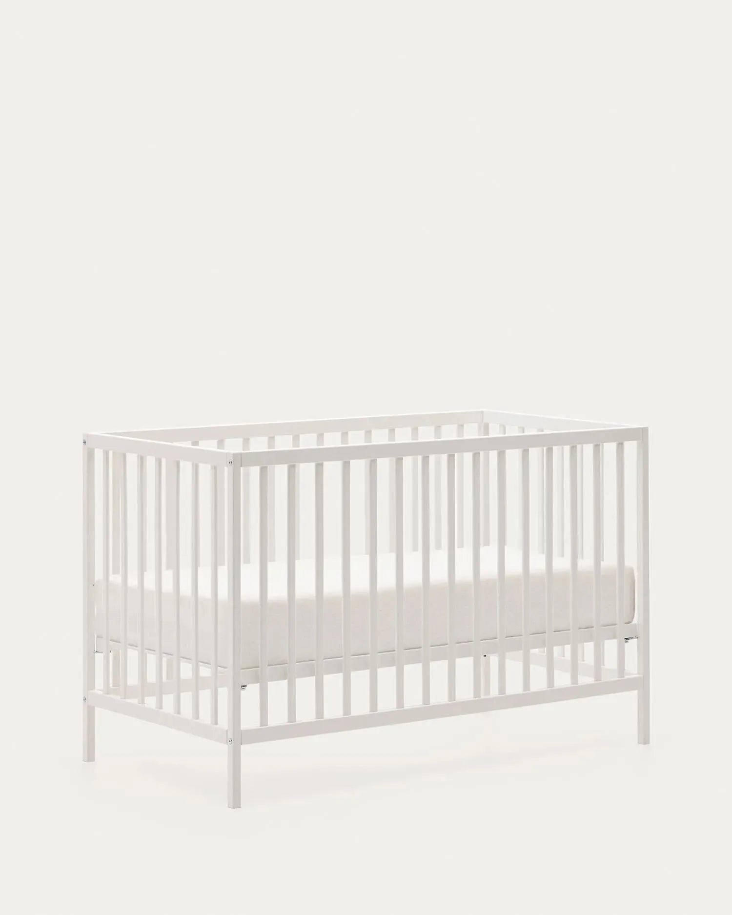 Das Gitterbett Shantal aus massiver Buche, 60x120 cm, mit natürlichem Finish, bietet Komfort und Stil für Ihr Baby, von Kave Home.