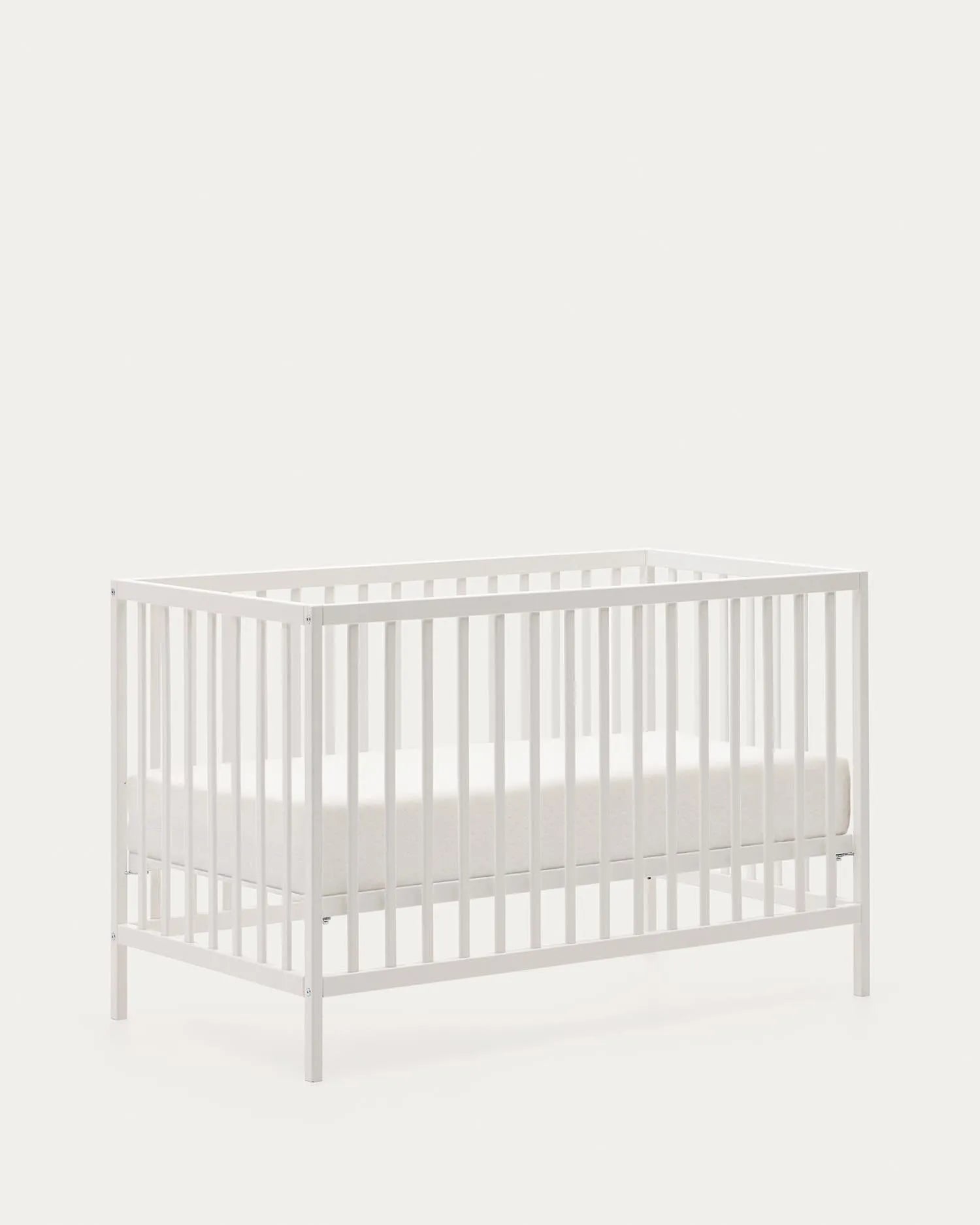 Das Shantal Gitterbett aus massiver Buche, 60x120 cm, mit natürlichem Finish, vereint Sicherheit und Eleganz für Ihr Baby, von Kave Home.