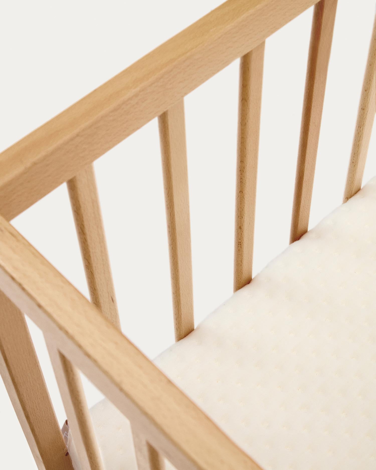 Entdecken Sie das Gitterbett Shantal von Kave Home: robustes Buchenholz, natürliche Optik und anpassbare Matratzenhöhe für optimalen Komfort.