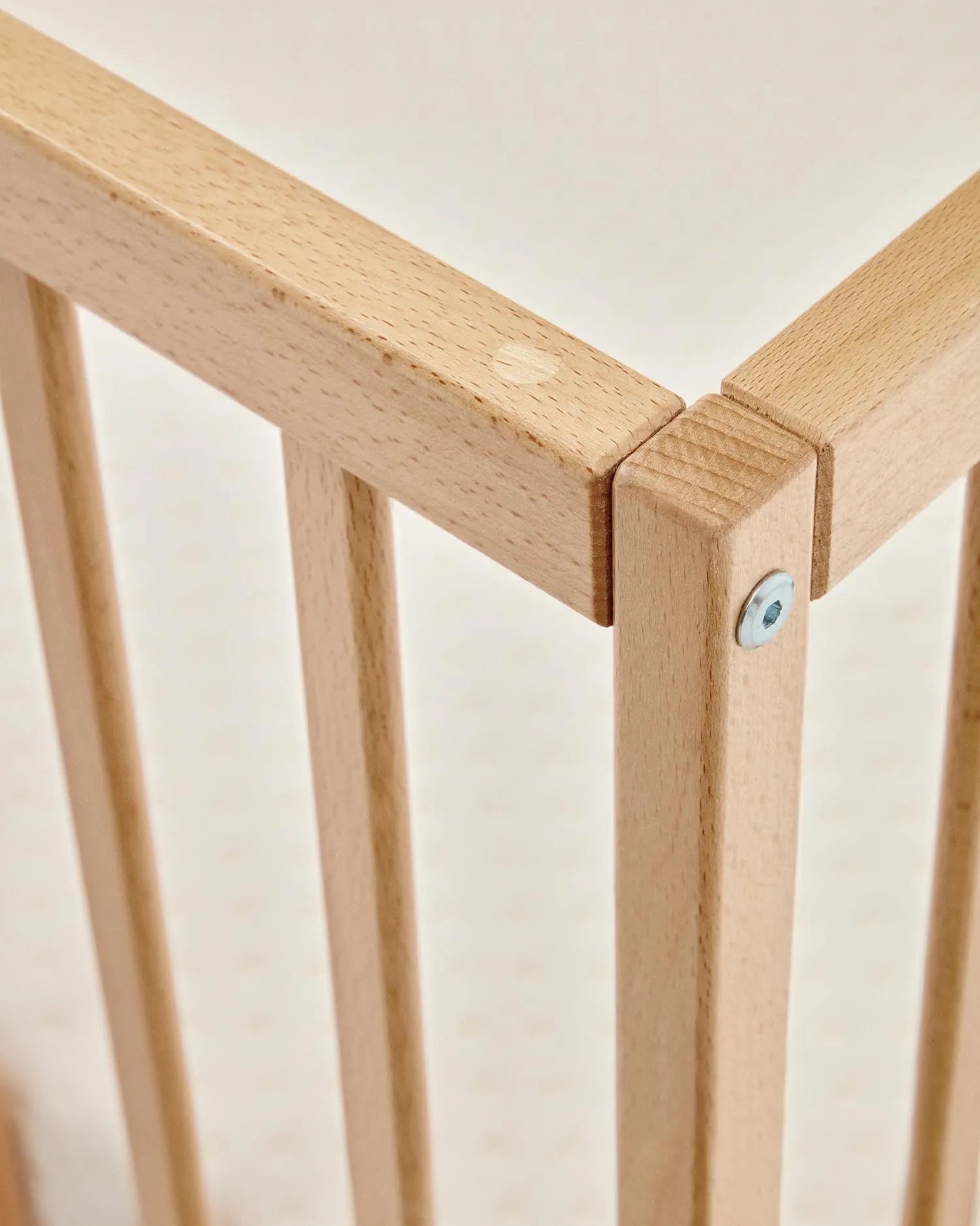 Das Shantal Gitterbett aus massiver Buche, 60x120 cm, mit natürlichem Finish, vereint Sicherheit und Eleganz für Ihr Baby, von Kave Home.