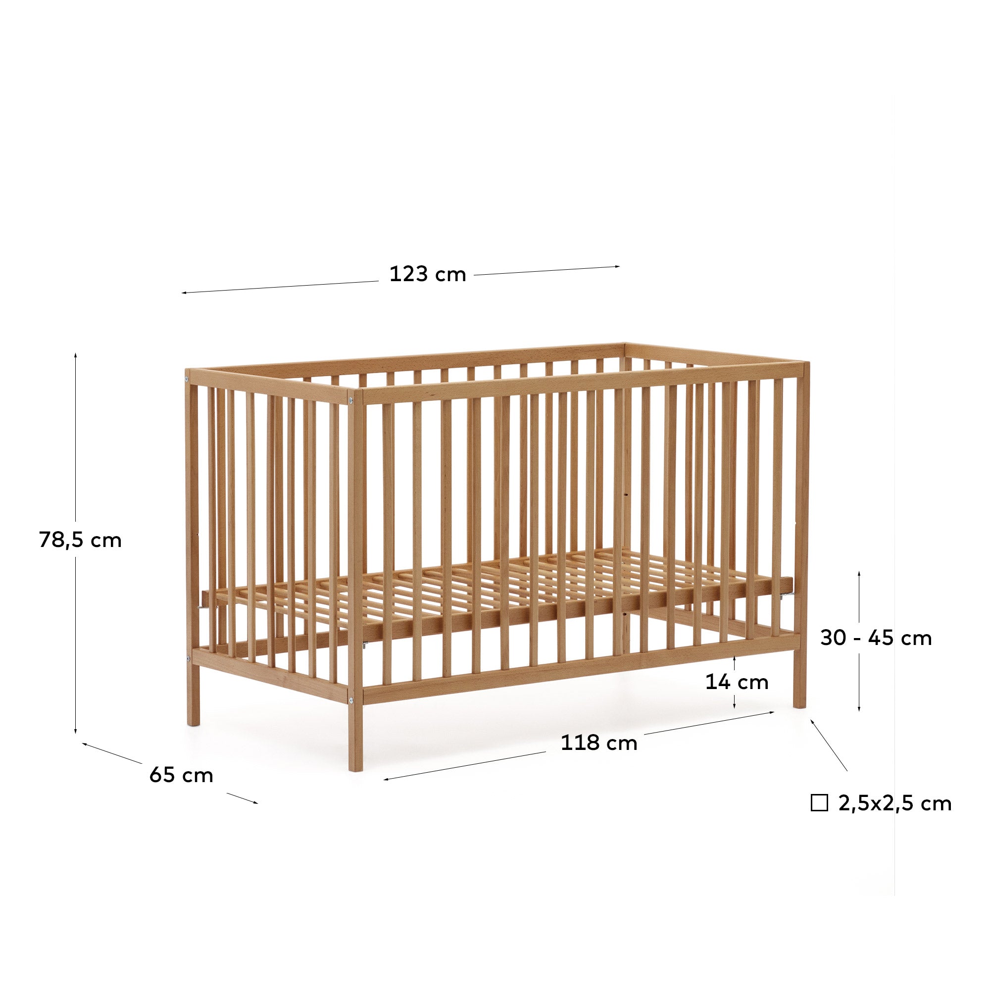 Das Gitterbett Shantal aus massiver Buche, 60x120 cm, mit natürlichem Finish, bietet Komfort und Stil für Ihr Baby, von Kave Home.