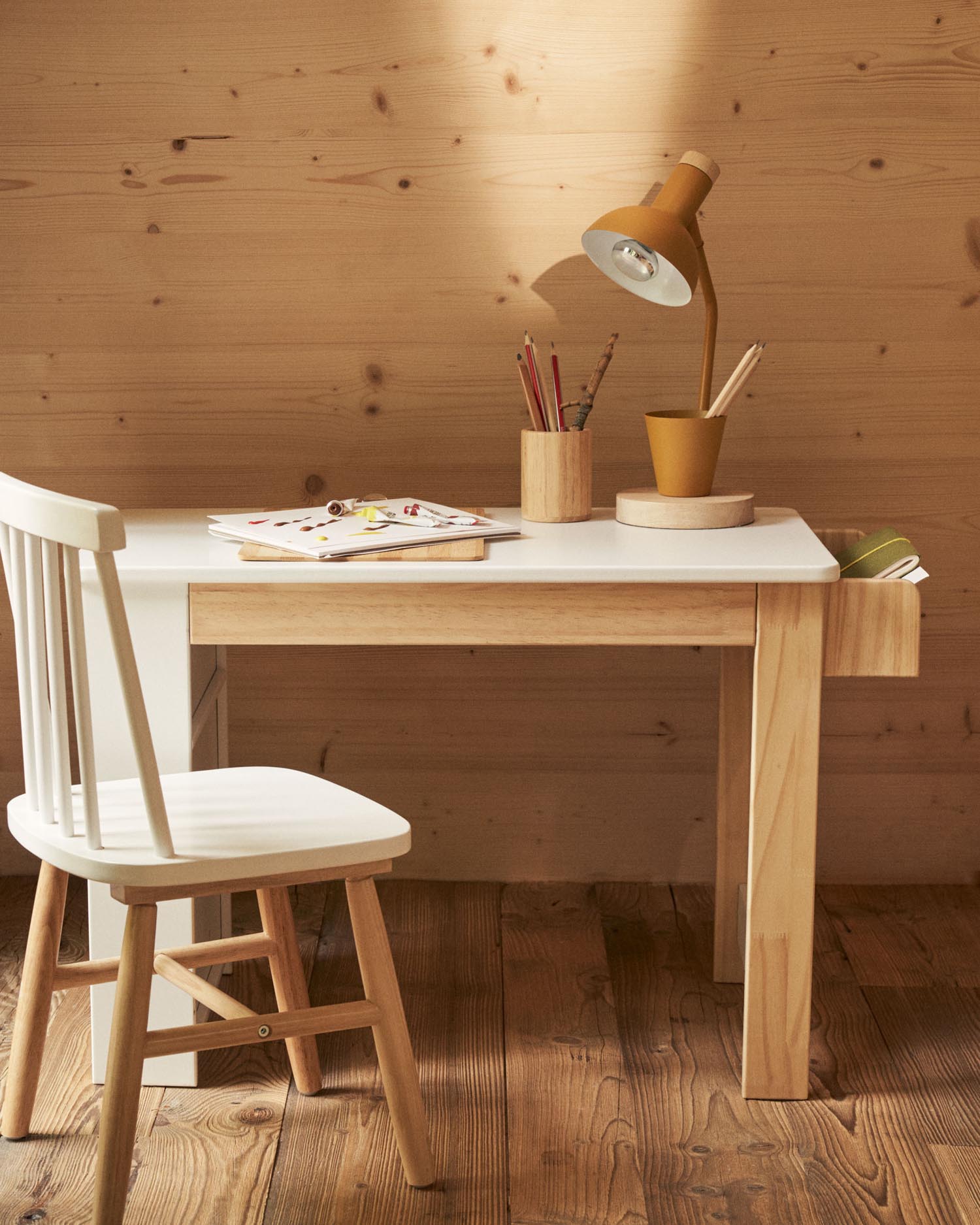 Eleganter Kinderschreibtisch aus weißem MDF mit stabilen Kiefernholzbeinen, ideal für kreatives Arbeiten und Lernen.