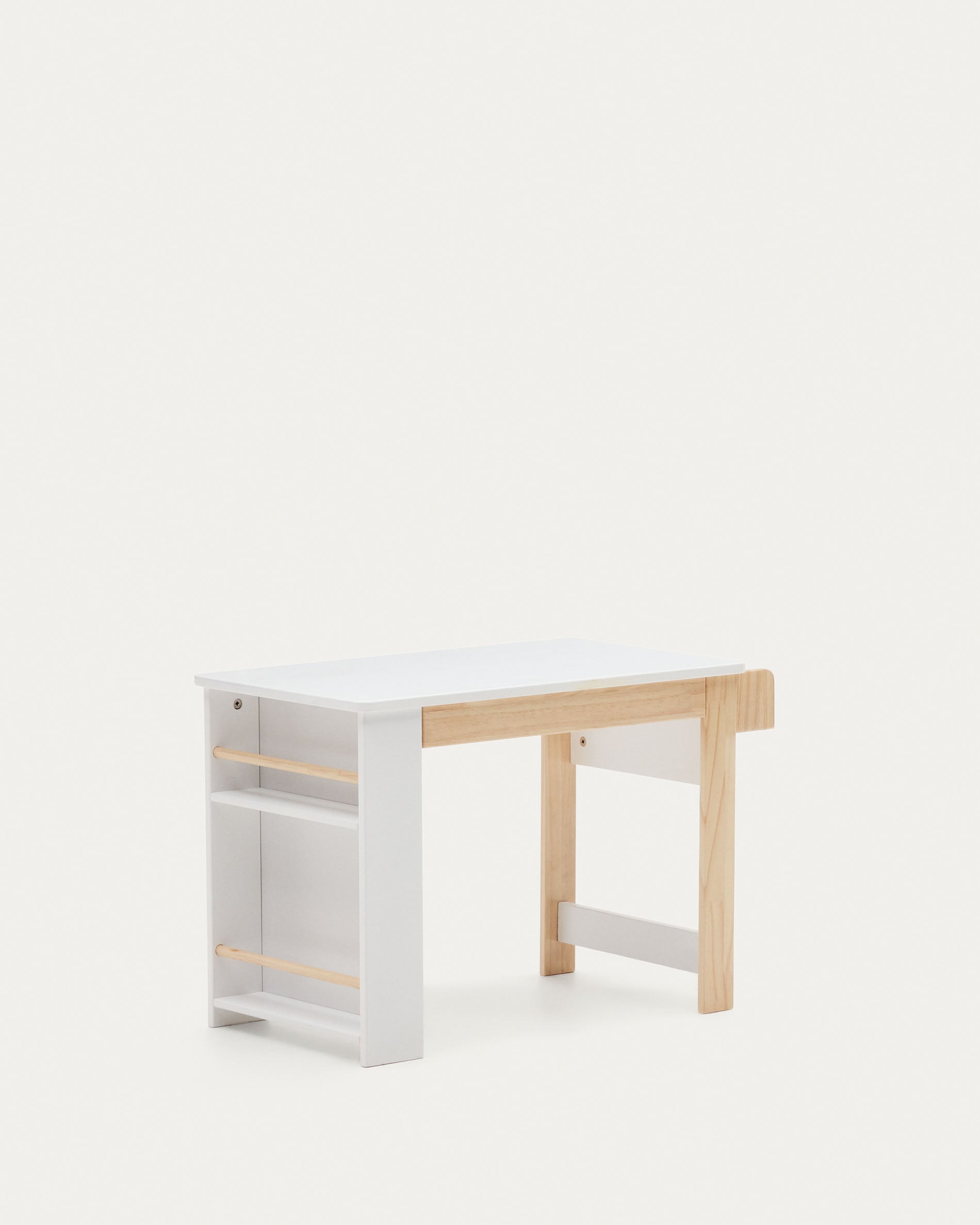 Hochwertiger Serwa Schreibtisch aus weissem MDF und stabilen Kiefernholz-Beinen, perfekt für kreative Kinderzimmer und ergonomisches Arbeiten.