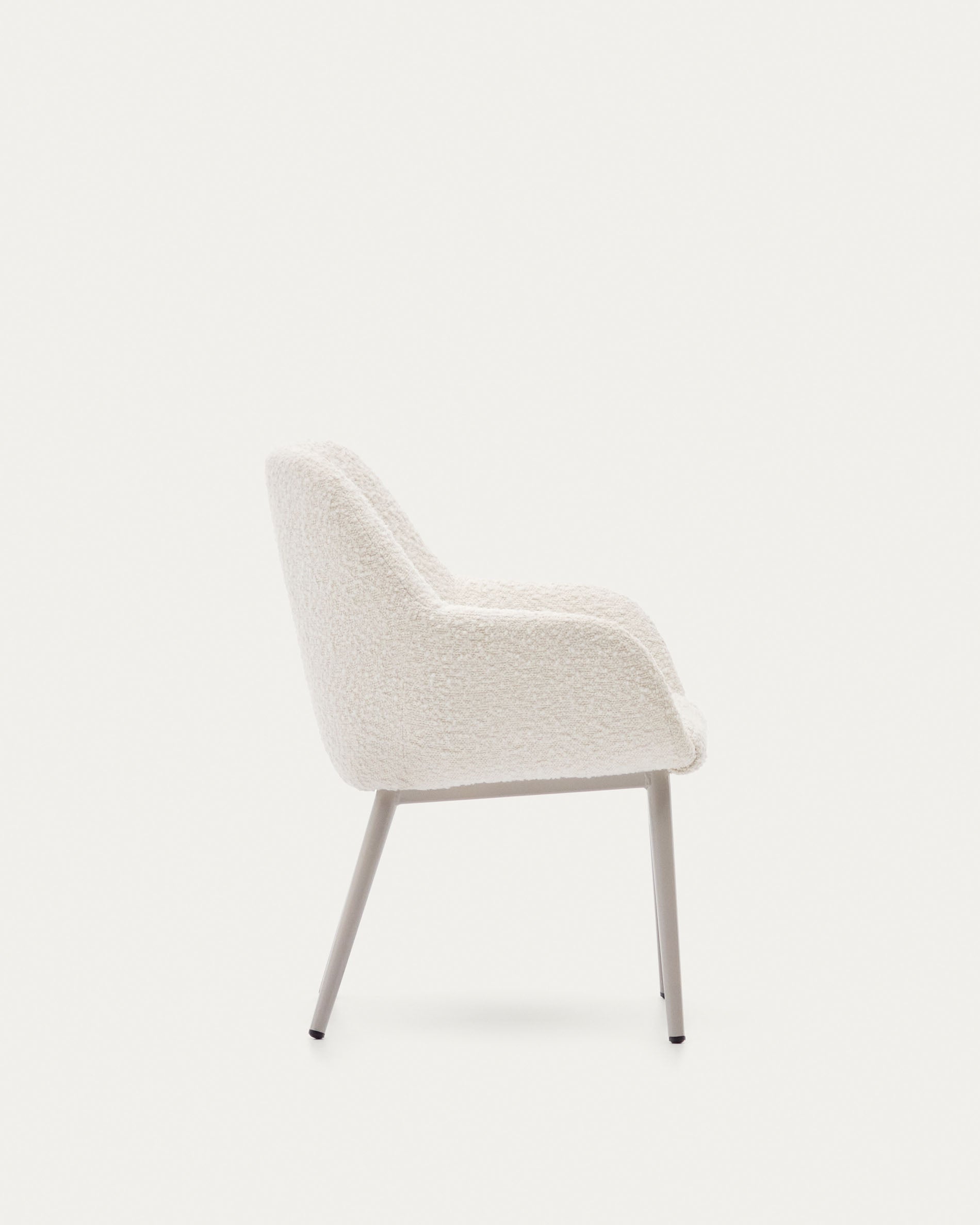 Moderner Konna Kinderstuhl mit weißem Bouclé-Bezug und stabilen Stahlbeinen in Beige, ideal für stilvolle Kinderzimmer.
