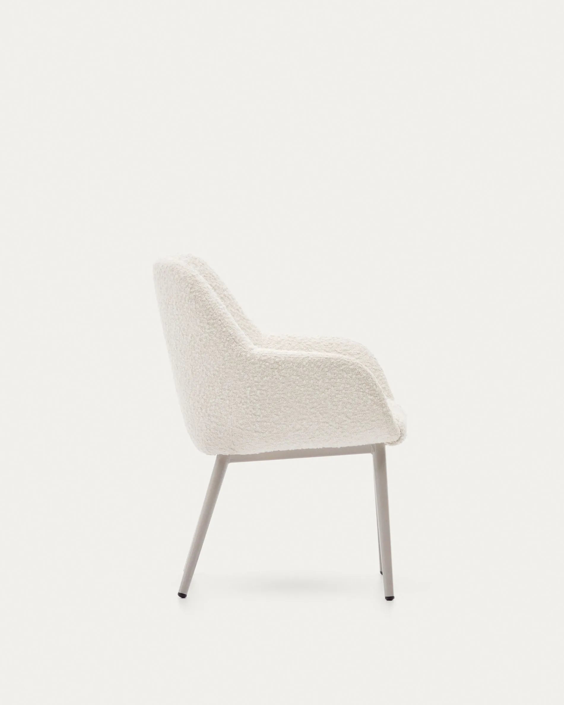 Eleganter Kinderstuhl Konna mit weichem Bouclé in Weiß und robusten Stahlbeinen in Beige, perfekt für moderne Kinderzimmer.