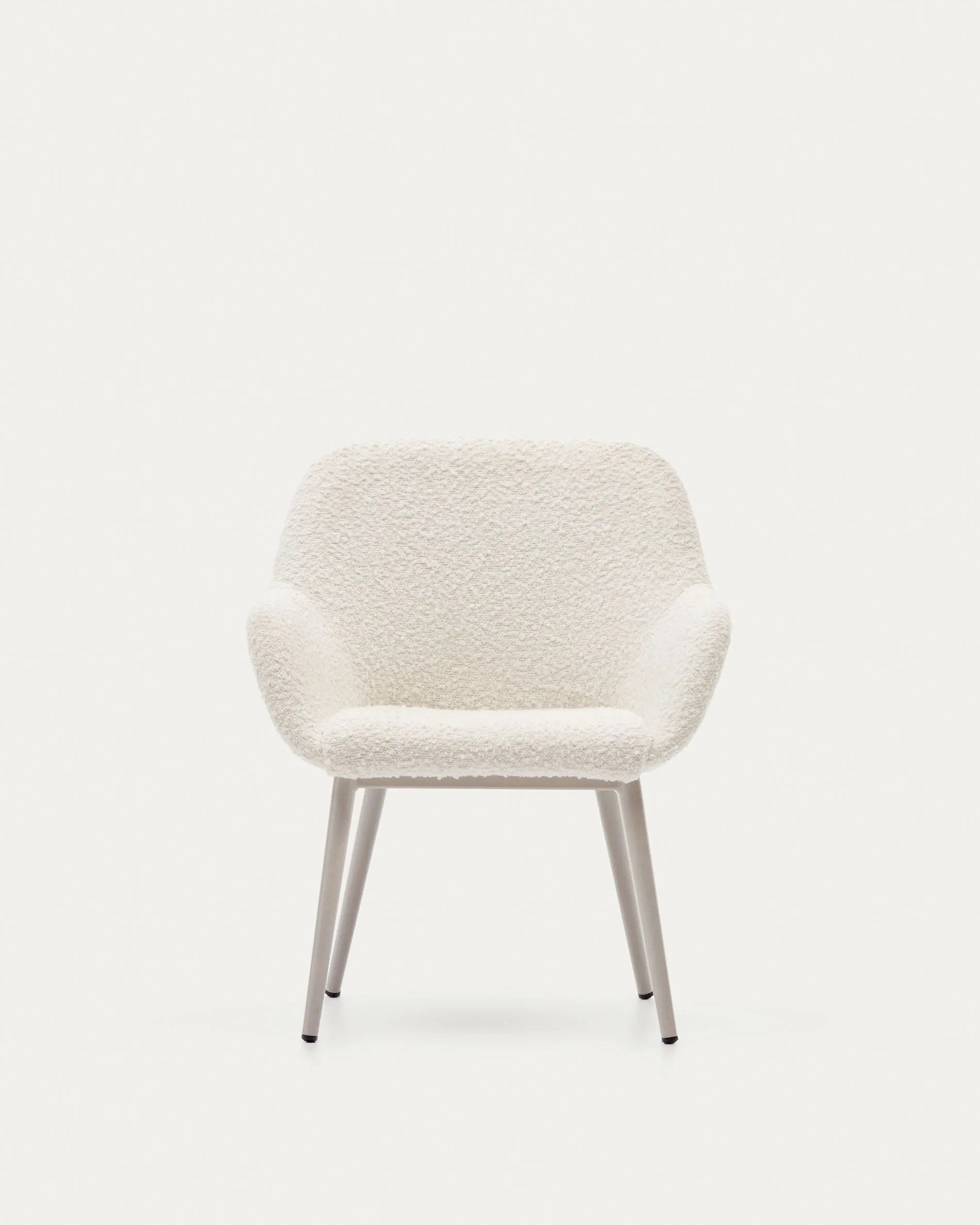 Eleganter Kinderstuhl Konna mit weichem weißem Bouclé und robusten beigen Stahlbeinen, perfekt für moderne Kinderzimmer.