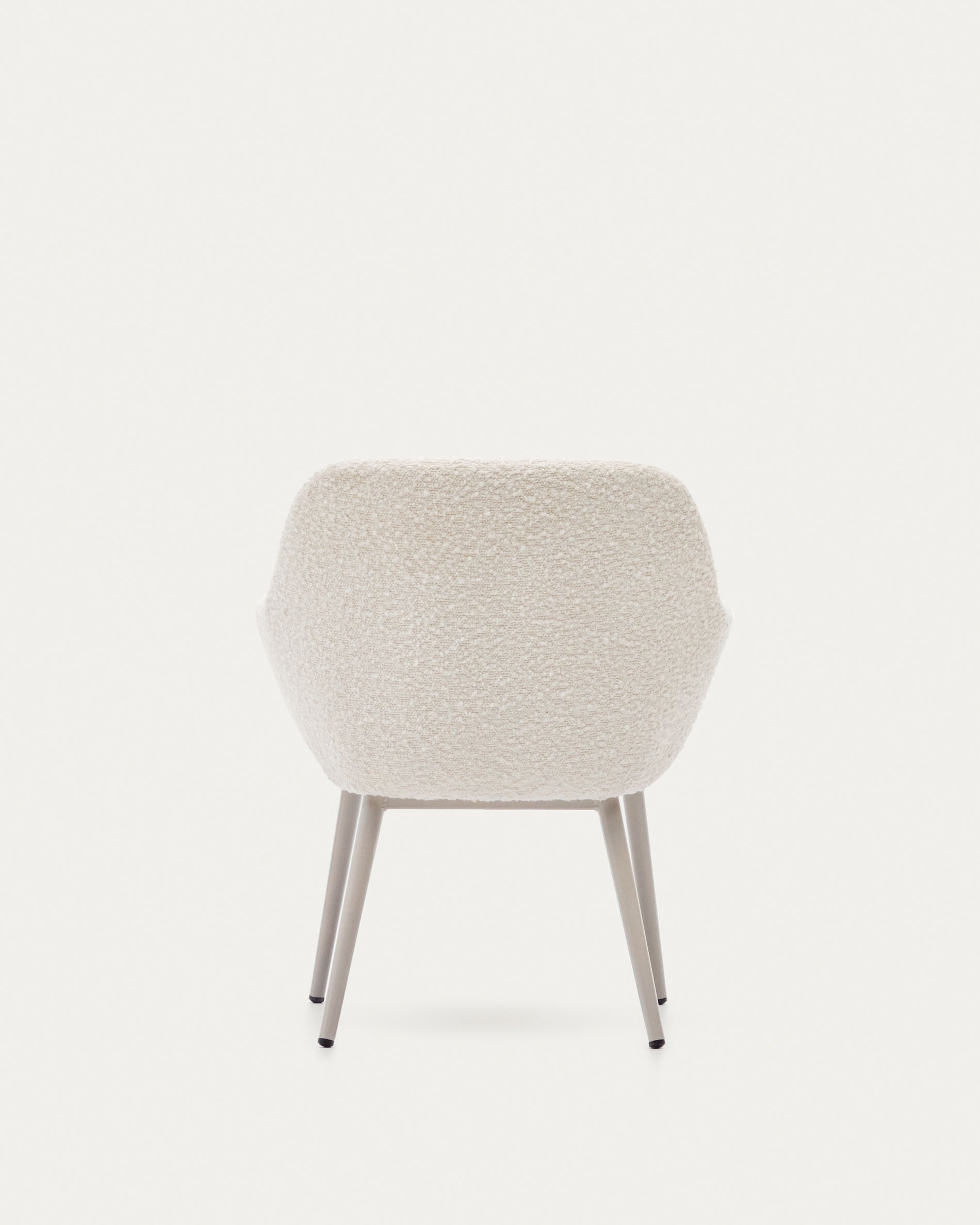 Moderner Kinderstuhl Konna mit weißem Bouclé-Bezug und stabilen Stahlbeinen in Beige, ideal für stilvolle Kinderzimmer.