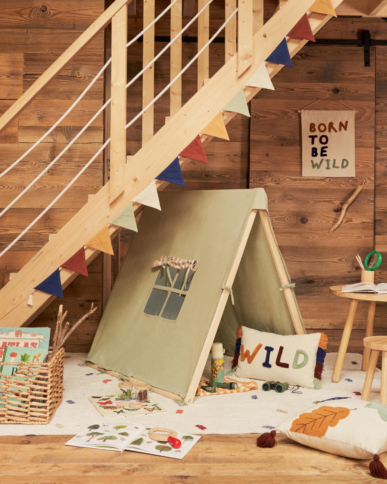 Ein grünes Tipi-Zelt aus 100% Baumwolle, ideal für Kinder zum Spielen und Entspannen, mit stabiler Holzstruktur.