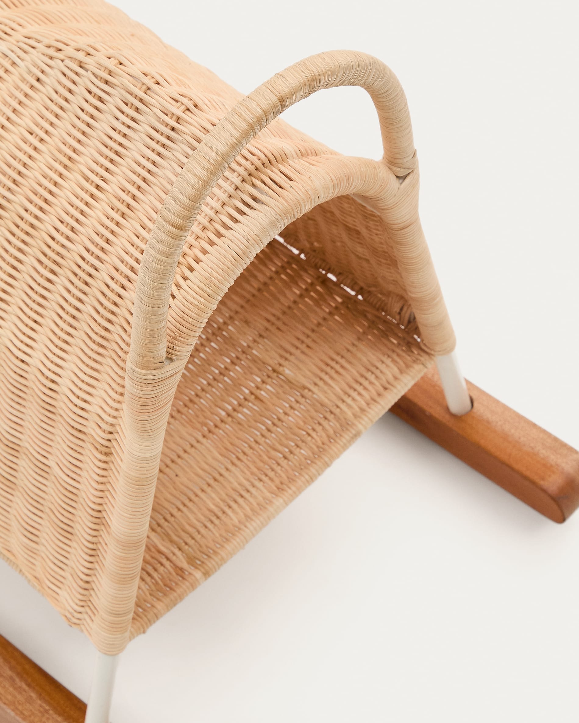 Das Schaukelpferd Bamban von Kave Home vereint elegantes Design aus Rattan und Holz und fördert spielerisch die motorischen Fähigkeiten der Kinder.