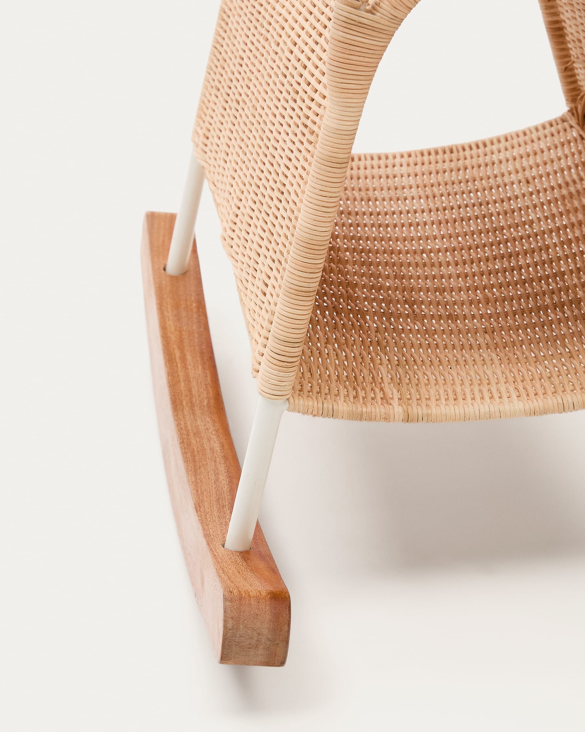 Das Schaukelpferd Bamban von Kave Home ist ein stilvolles Spielzeug aus Rattan und Holz, das Kreativität und motorische Fähigkeiten der Kinder fördert.