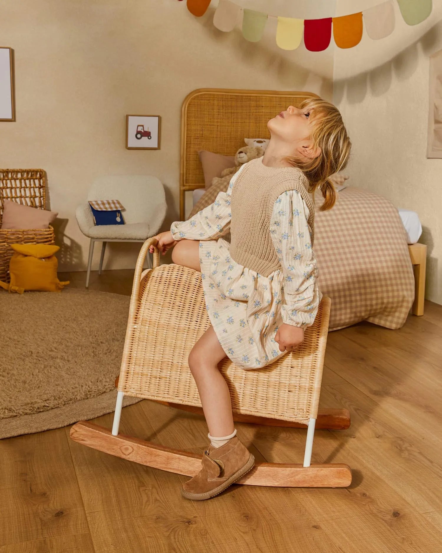 Ein stilvolles Schaukelpferd aus Rattan und Holz, das Spielspaß und motorische Förderung vereint.