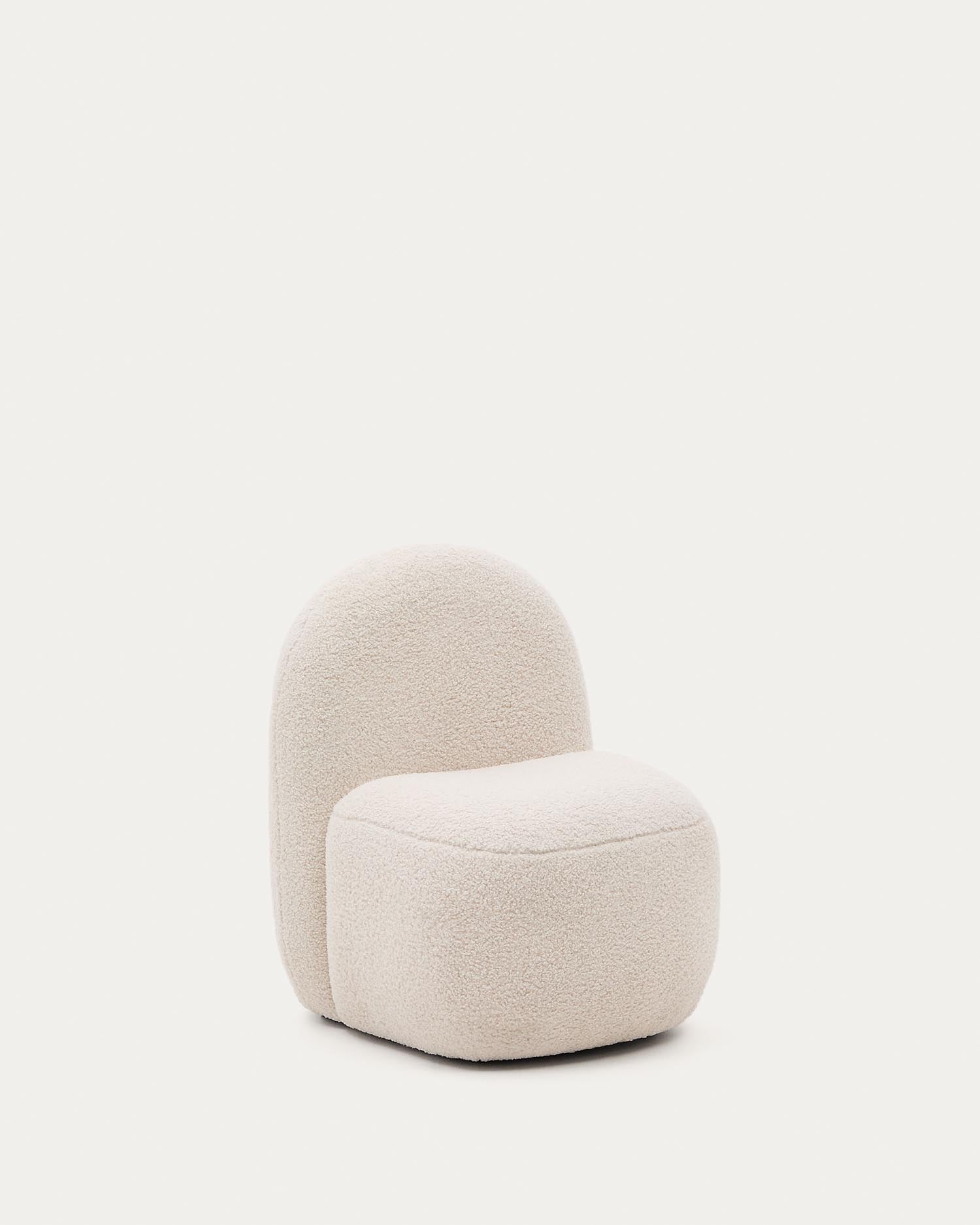 Der Kindersessel Bucky aus weißem Bouclé von Kave Home bietet Komfort und Stil, gefertigt aus FSC-zertifizierten Materialien.