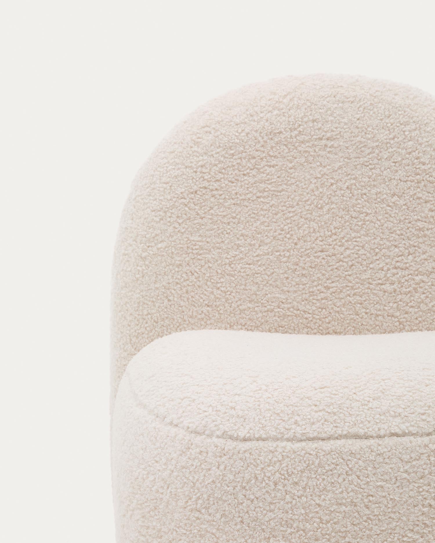Der Kindersessel Bucky von Kave Home vereint Komfort und Kreativität in einem zeitlosen Design aus weissem Bouclé und nachhaltigem Holz.