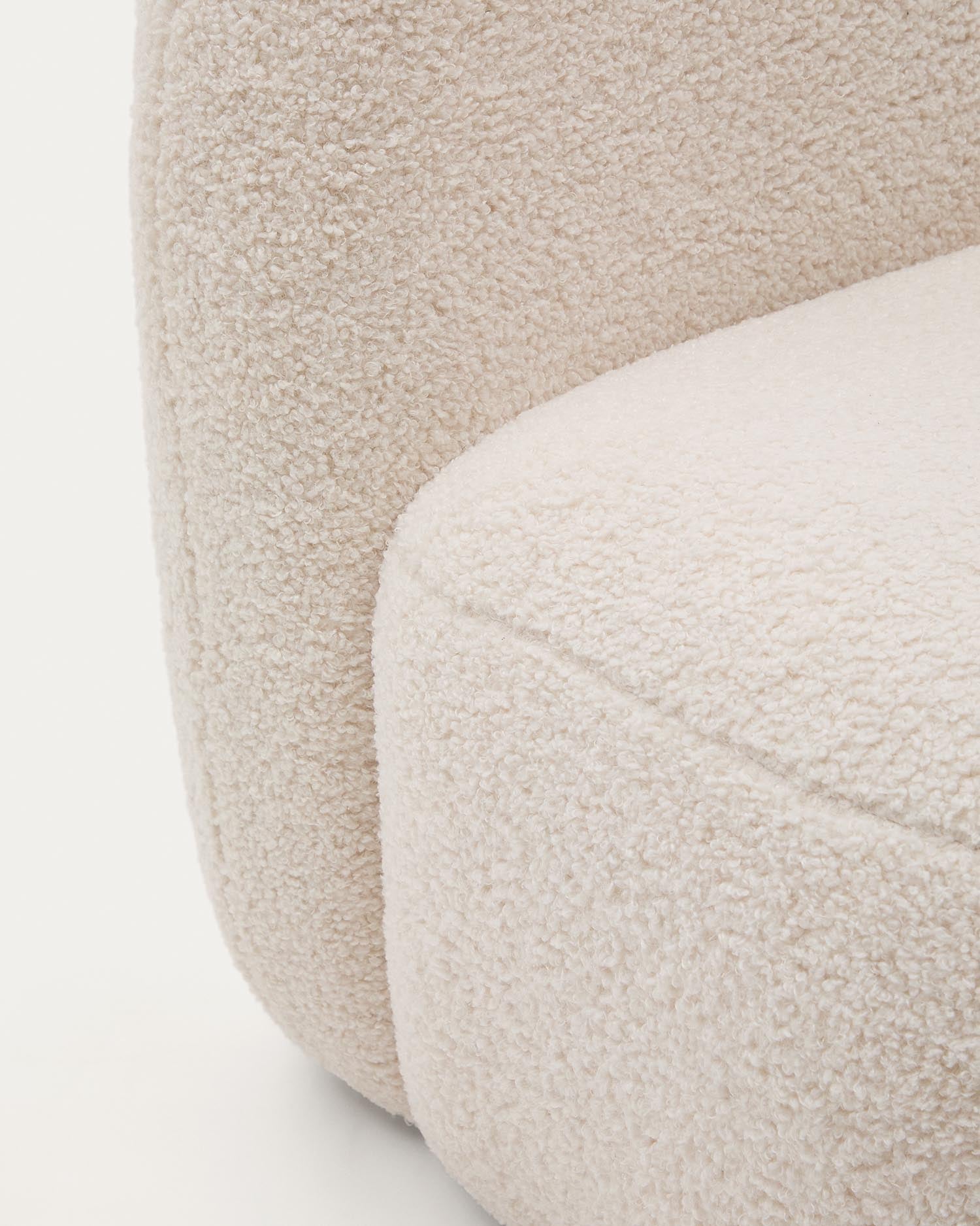 Der Kindersessel Bucky von Kave Home bietet Geborgenheit und Stil. Aus weichem Bouclé und FSC-zertifiziertem Holz, ideal für kreative Kinder.
