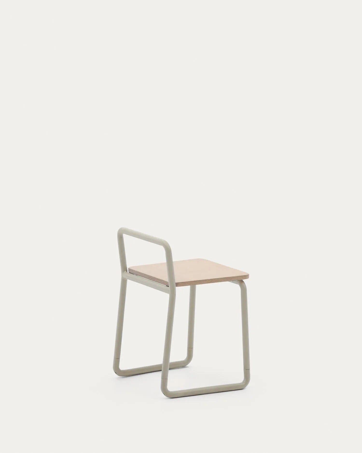 Eleganter Stuhl Tinn mit Eschenfurnier-Sitzfläche und beigem Metallgestell, perfekt für moderne Wohn- und Essbereiche.