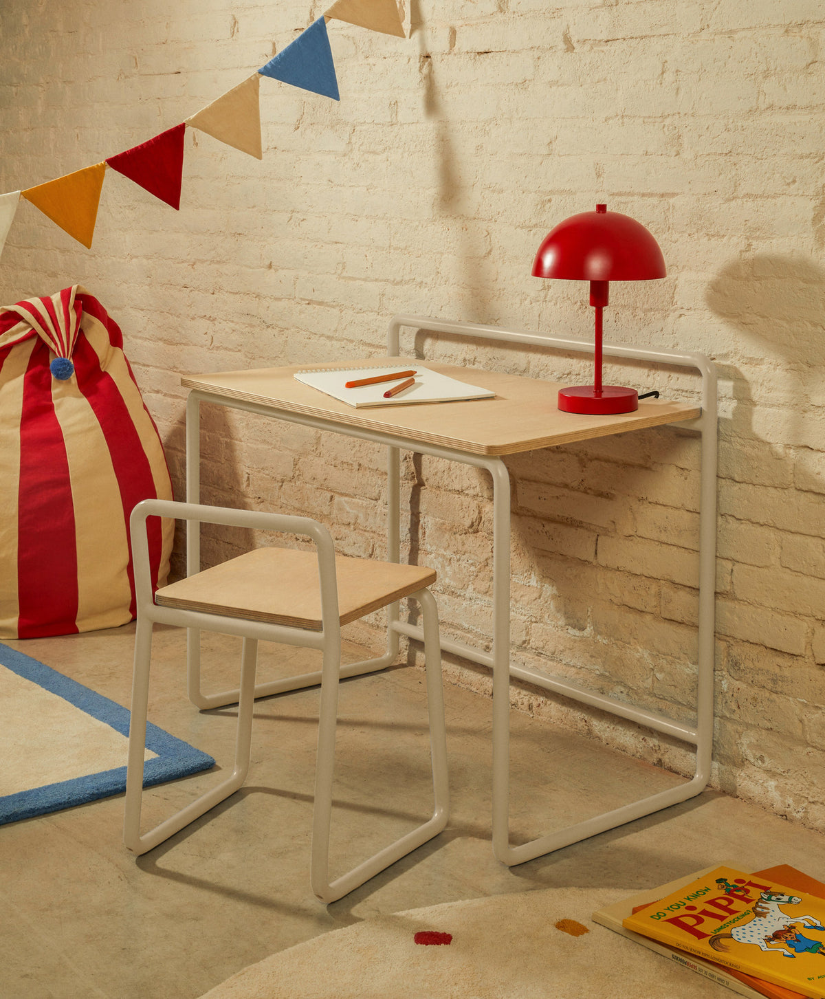 Stuhl Tinn aus Eschenfurnier und beigefarbenem Metallgestell. in Beige präsentiert im Onlineshop von KAQTU Design AG. Stuhl ist von Kave Home