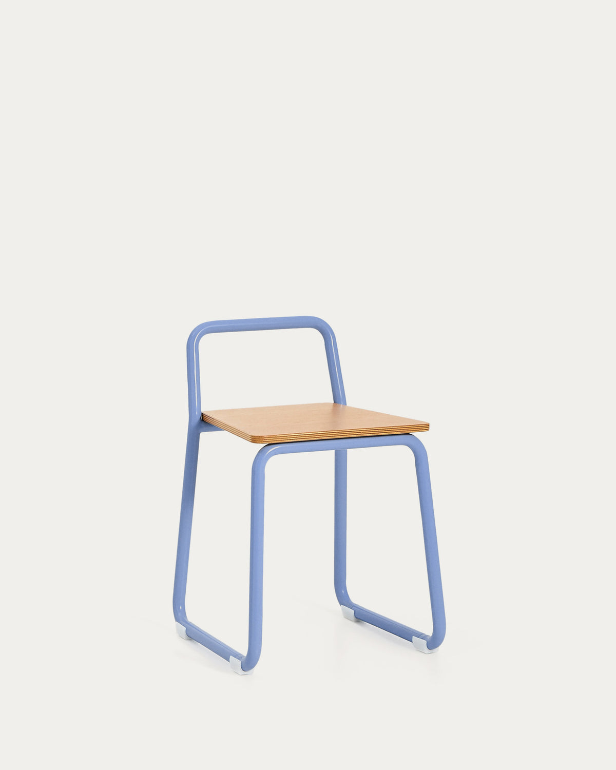 Stuhl Tinn aus Eschenfurnier und blauem Metallgestell.