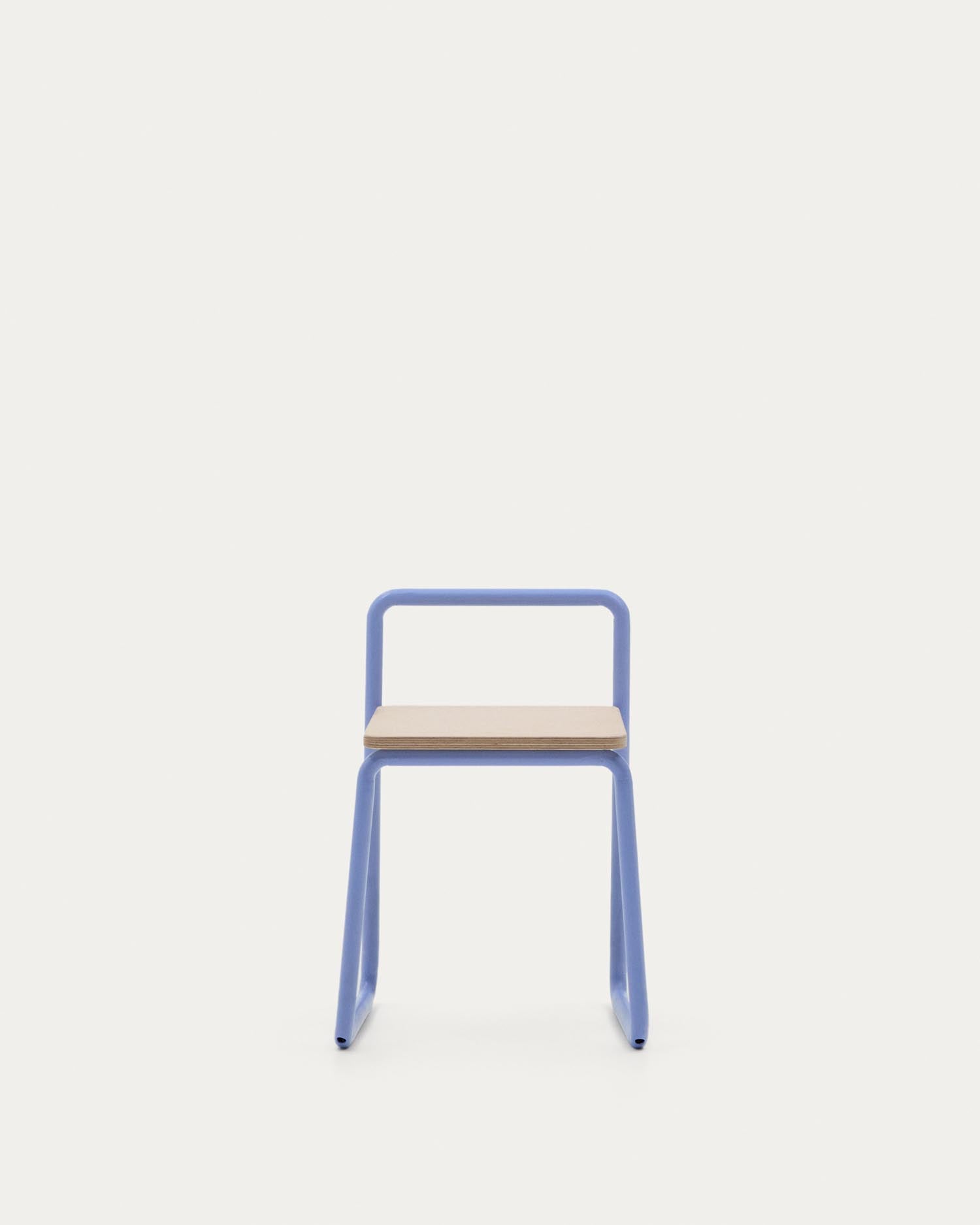 Stuhl Tinn: Sitz aus Eschenfurnier, Gestell aus blauem Metall. Perfekt für modernes Design und bequeme Wohnräume.