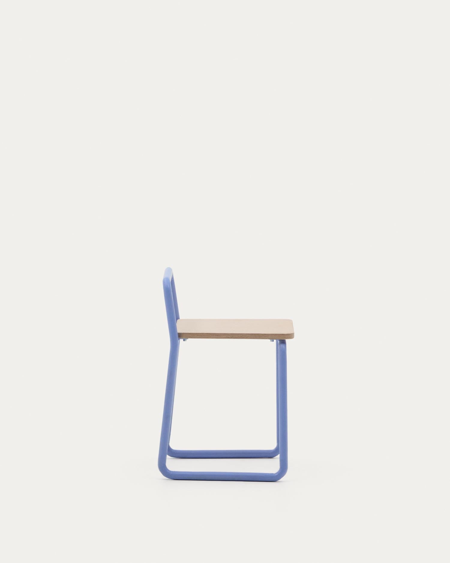 Der Tinn Stuhl kombiniert Eschenfurnier-Sitz mit blauem Metallgestell, ideal für stilvolle und zeitgemäße Wohnräume.
