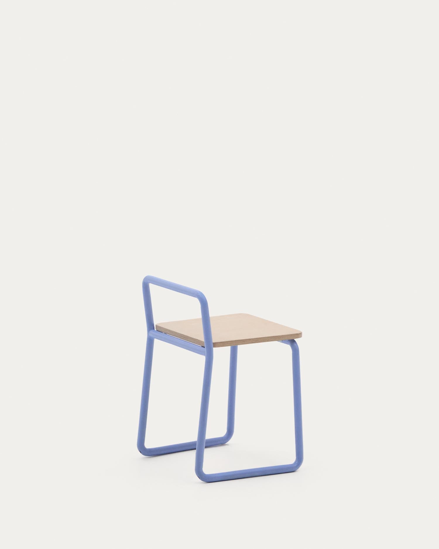 Der Tinn Stuhl vereint einen Sitz aus Eschenfurnier mit einem blauen Metallgestell, perfekt für moderne und elegante Einrichtungen.