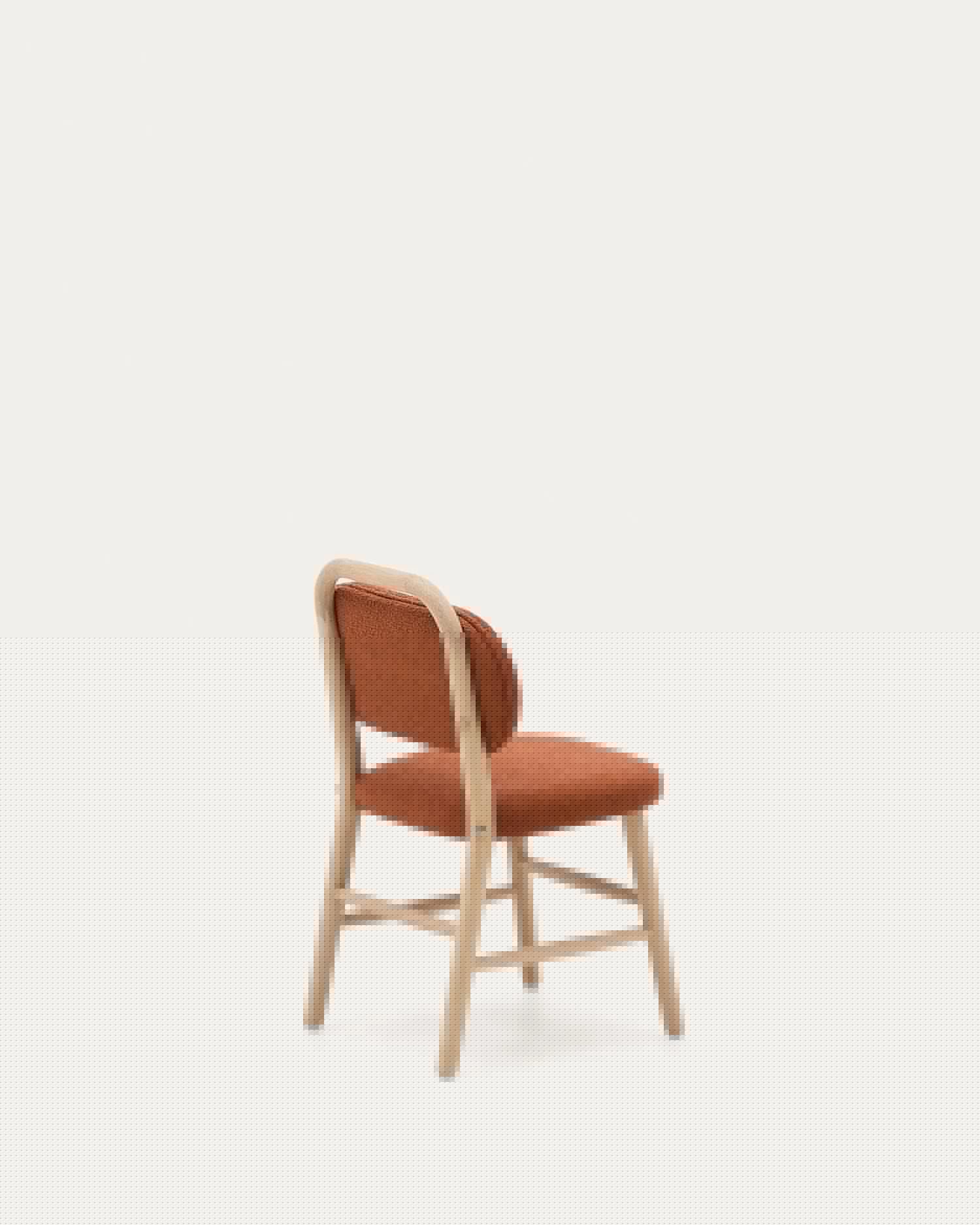 Kinderstuhl Helda: Terrakotta Bouclé, FSC-zertifiziertes Eichenholz, stilvolles Design, nachhaltig und perfekt für Kinder.