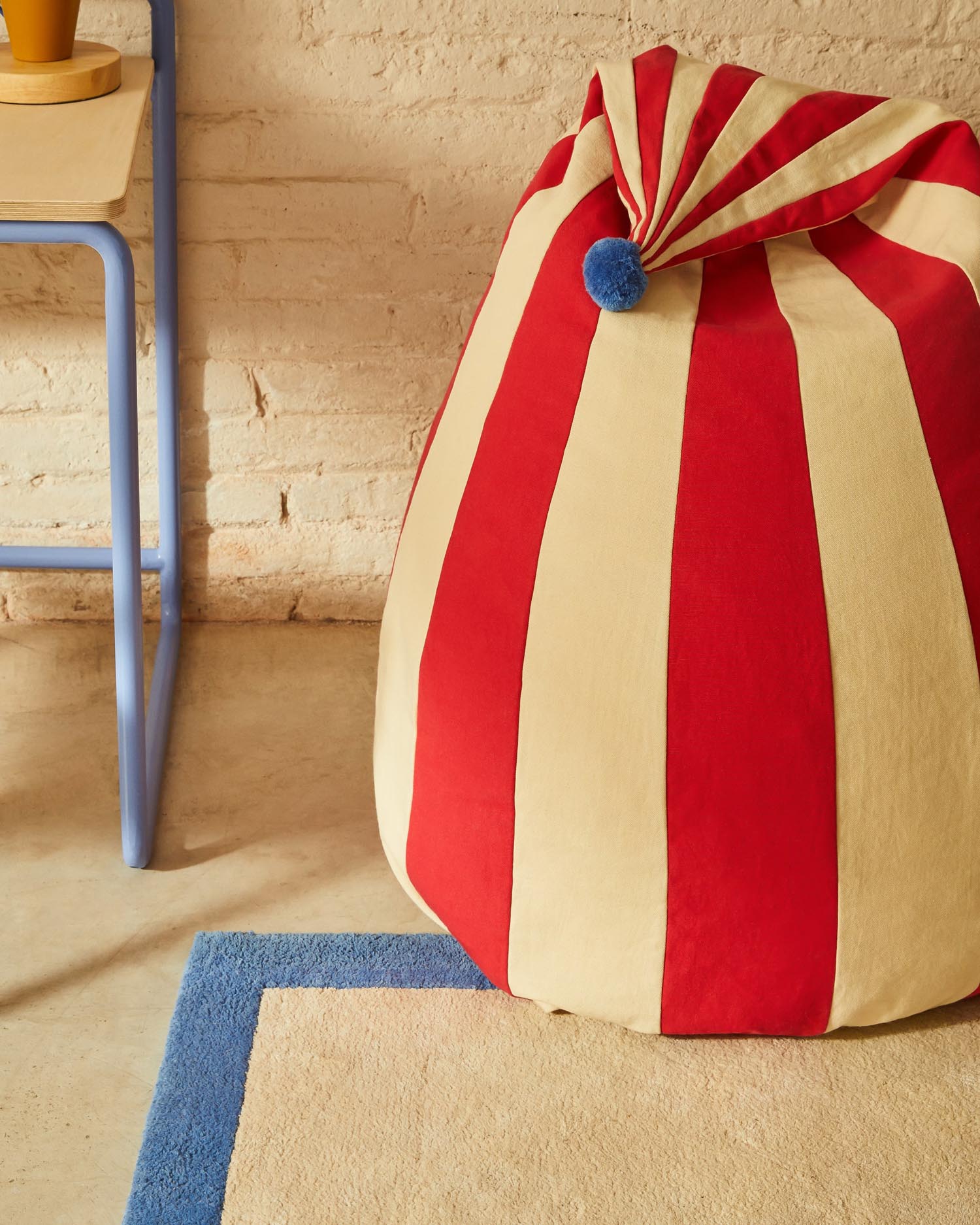Sitzsack Olvi aus Baumwolle in Rot und Beige mit blauer Quaste, Ø 60 cm, perfekt für modernes Wohndesign und Komfort.