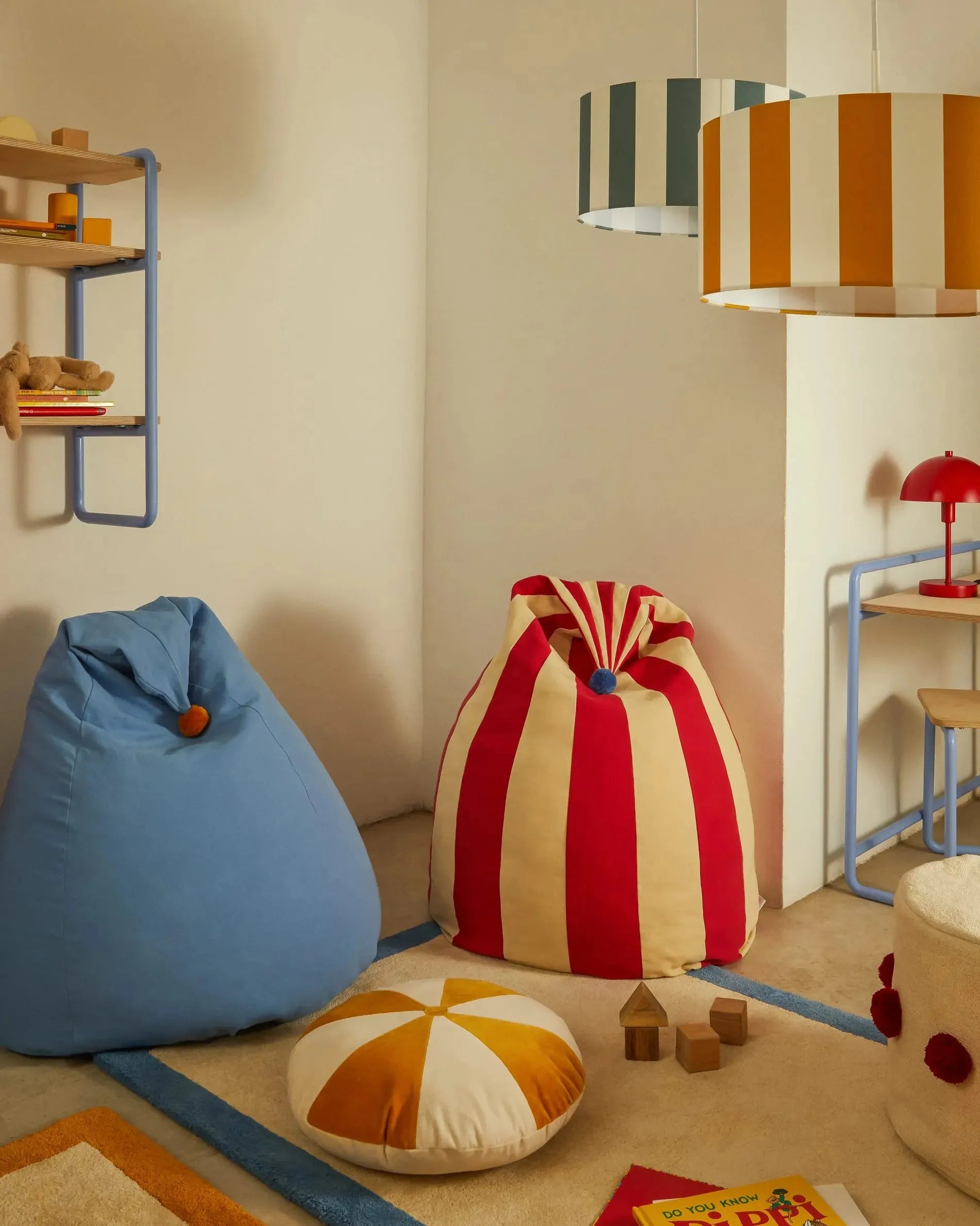 Sitzsack Olvi aus Baumwolle in Rot und Beige mit blauer Quaste, Ø 60 cm, perfekt für modernes und gemütliches Wohnen.