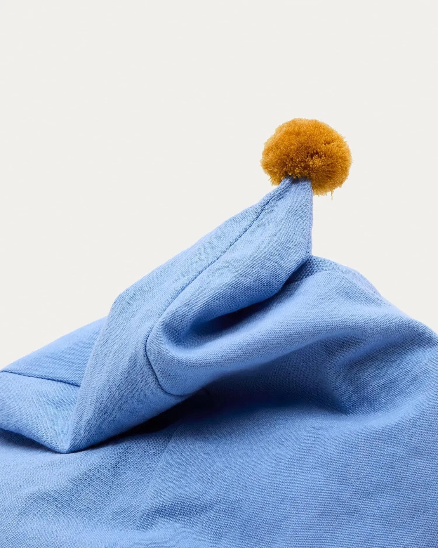 Sitzsack Olvi aus blauer Baumwolle mit senffarbener Quaste, Ø 60 cm, von Kave Home, modern und bequem für Ihr Zuhause.