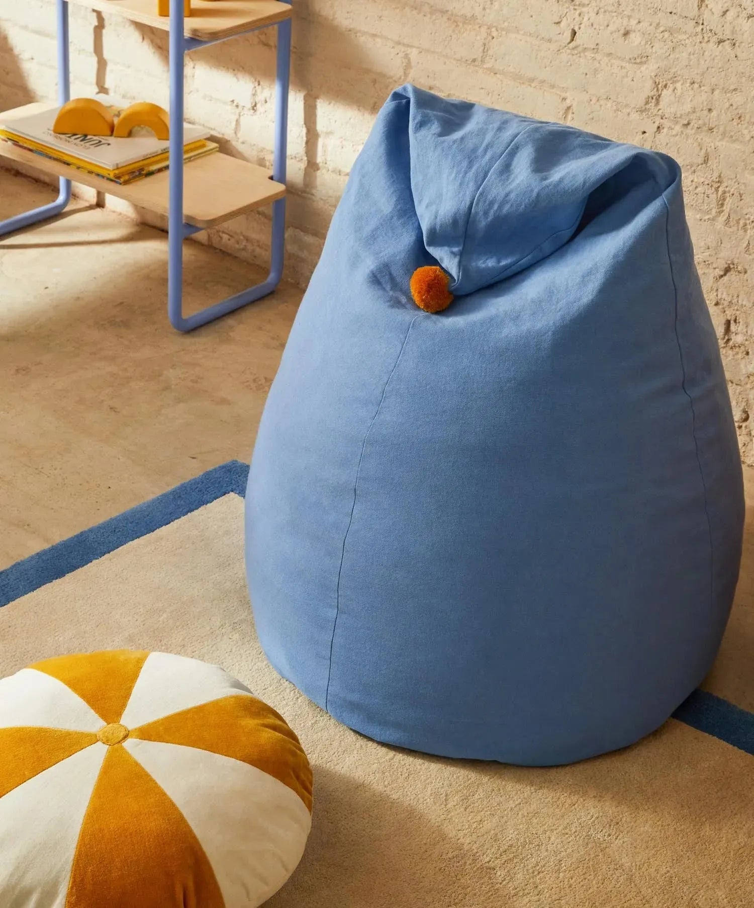 Sitzsack Olvi aus blauer Baumwolle mit senffarbener Quaste, Ø 60 cm, von Kave Home, modern und bequem für Ihr Zuhause.