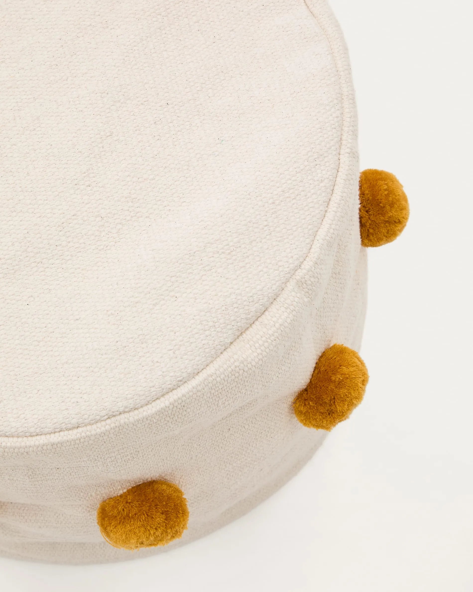 Beiger Baumwoll-Sitzsack mit senffarbenen Quasten, Ø 40 cm, von Kave Home. Stilvoll und bequem für jeden Raum.