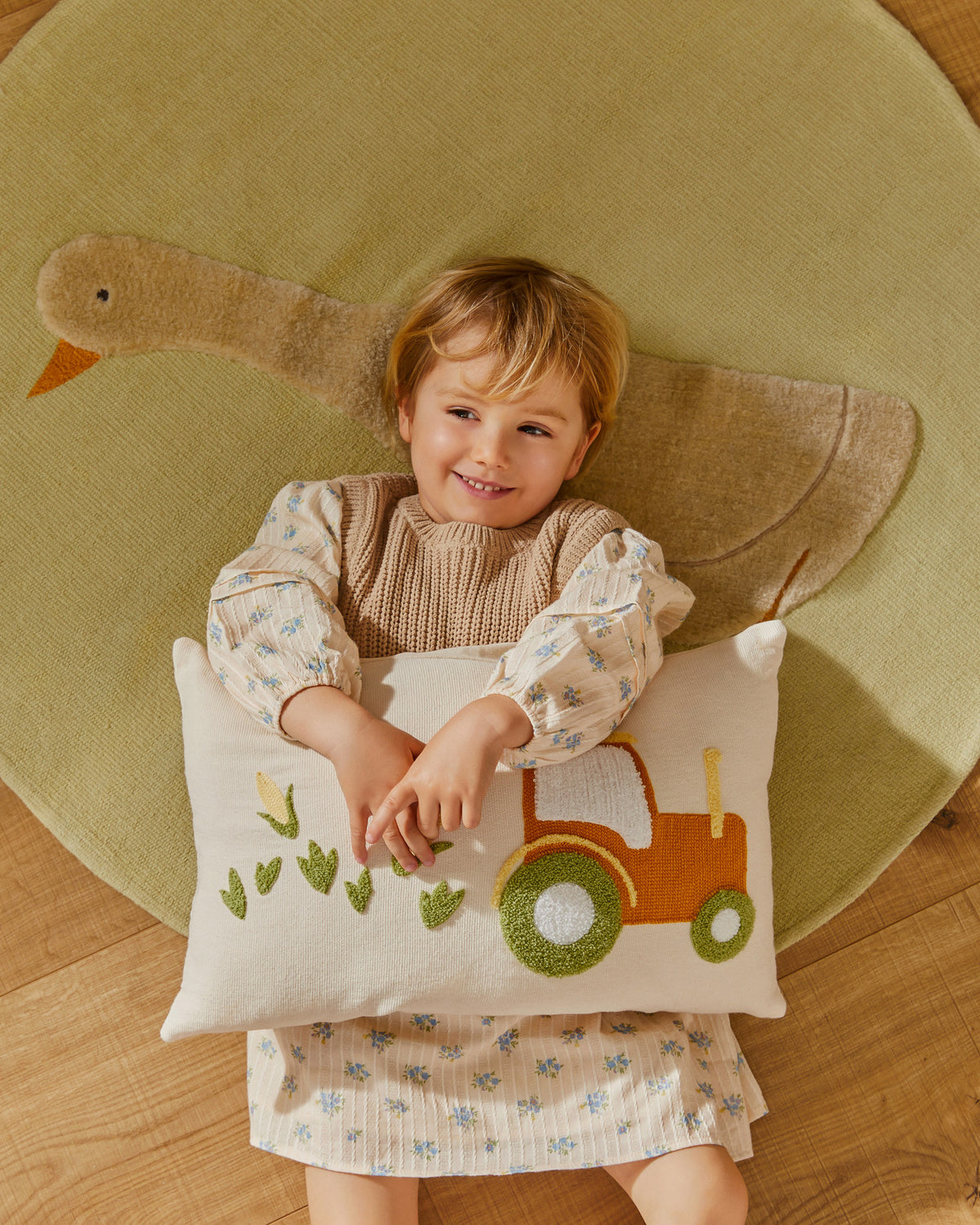 Kissenbezug Pecky aus Baumwolle beige mit Stickerei in Form eines Traktors 30 x 50 cm in Mehrfarbig präsentiert im Onlineshop von KAQTU Design AG. Deko Kissenbezug ist von Kave Home