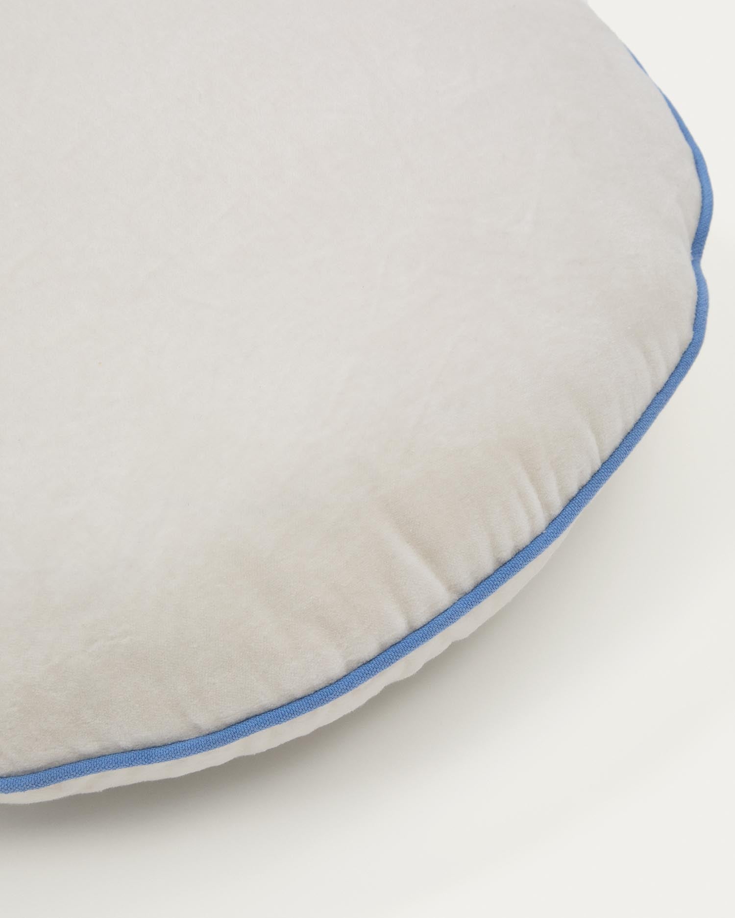 Rundes Kissen Saya von Kave Home: 40 cm Durchmesser, aus 100% Baumwolle, harmonische Farben in Weiss und Blau, ideal für jeden Wohnstil.