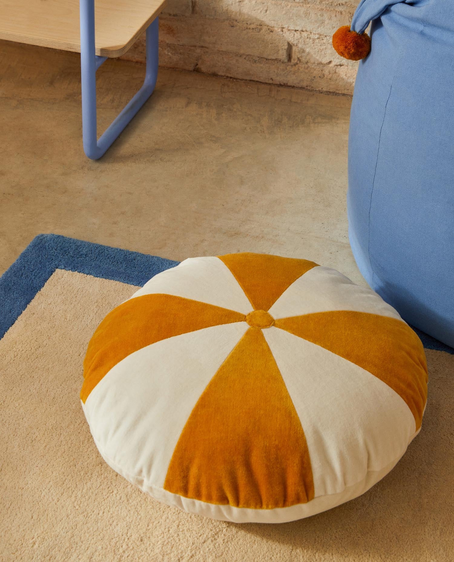 Rundes Kissen Odet von Kave Home: Zeitlose Eleganz in Weiß und Senf, 45 cm Durchmesser, aus 100% Baumwolle, ideal für stilvolle Akzente.