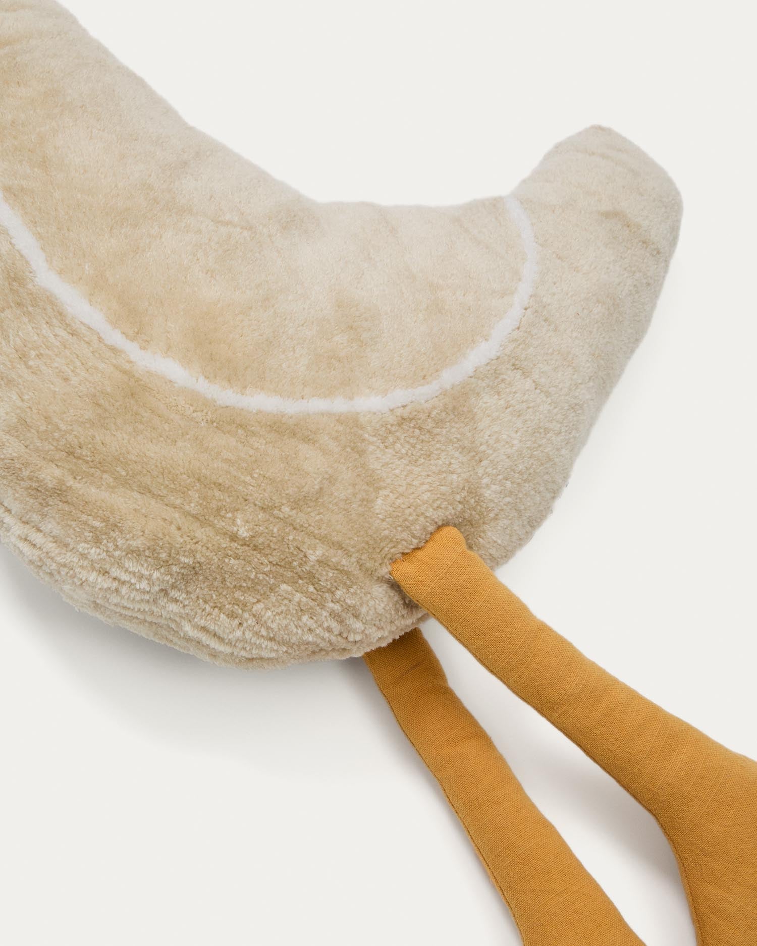 Das Kissen Milu in Gänseform von Kave Home, 50 cm, aus 100% Baumwolle, vereint Komfort und verspielte Deko für ein einladendes Kinderzimmer.