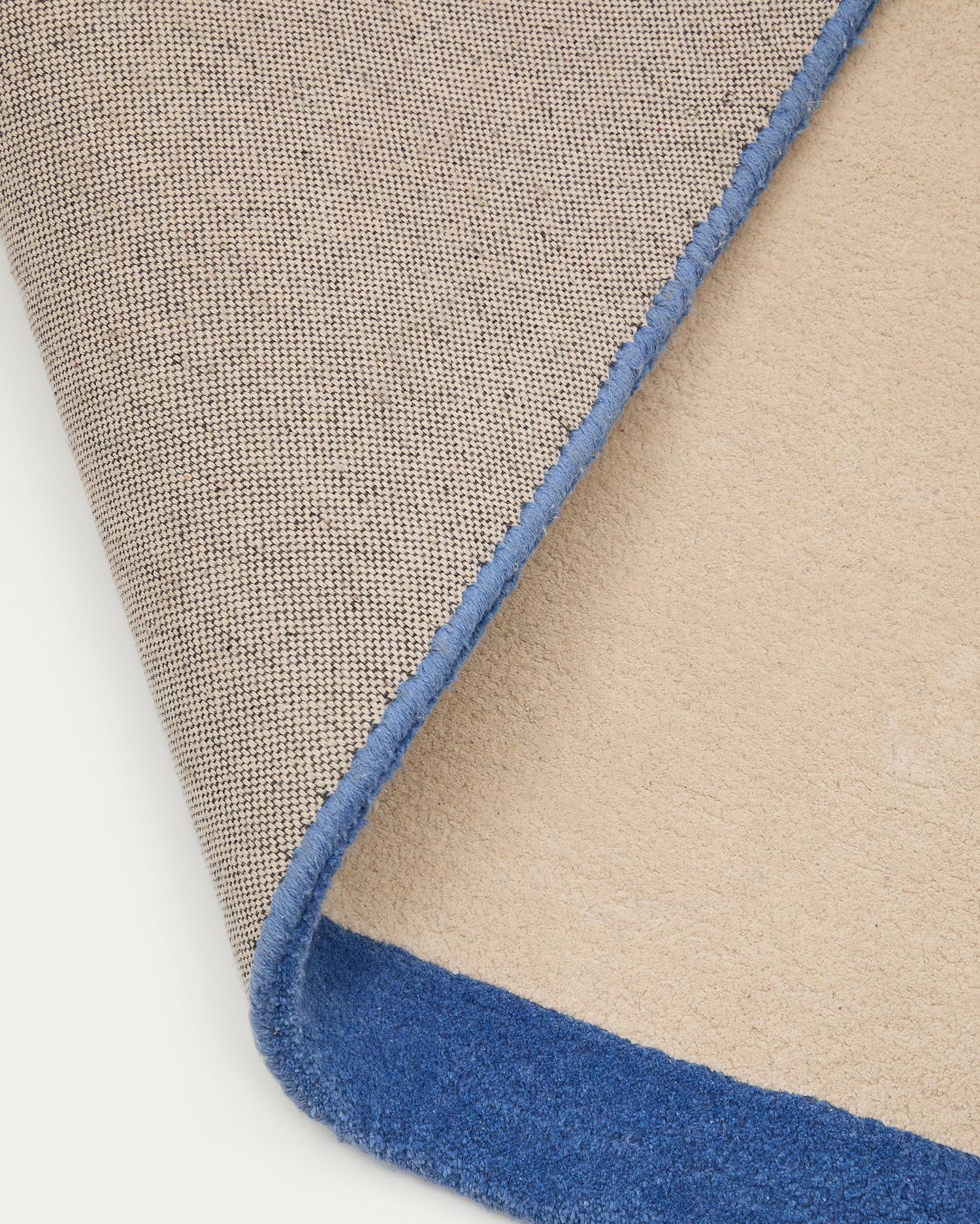 Entdecken Sie den Teppich Nalim von Kave Home: 100% Baumwolle, beige und blau, 90 x 150 cm. Perfekt für Kinderzimmer und mehr, bietet er Komfort und Stil.