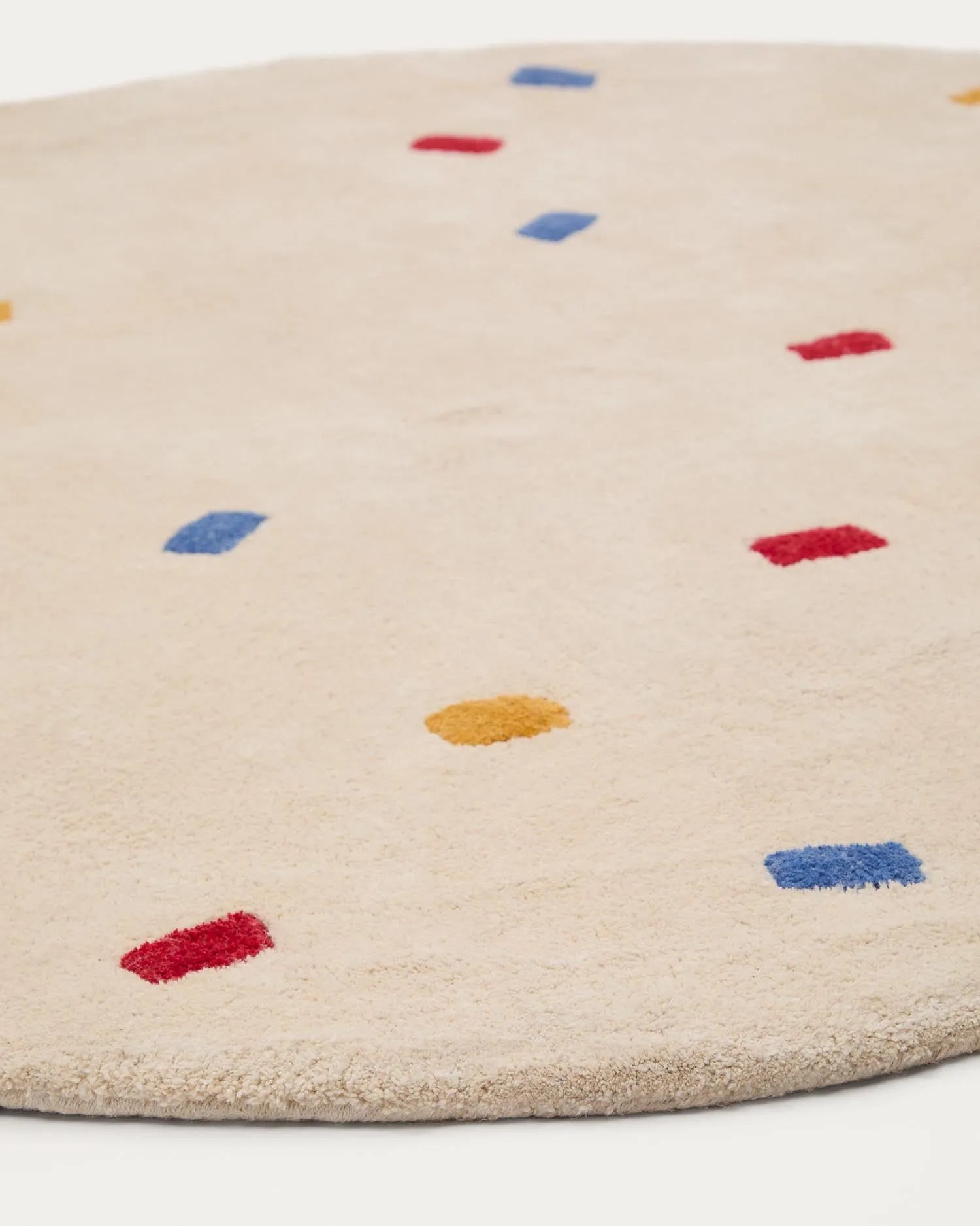 Runder Teppich Luli aus 100% Baumwolle, Ø 120 cm, weiß mit bunten Punkten. Perfekt für farbenfrohe und gemütliche Wohnräume.