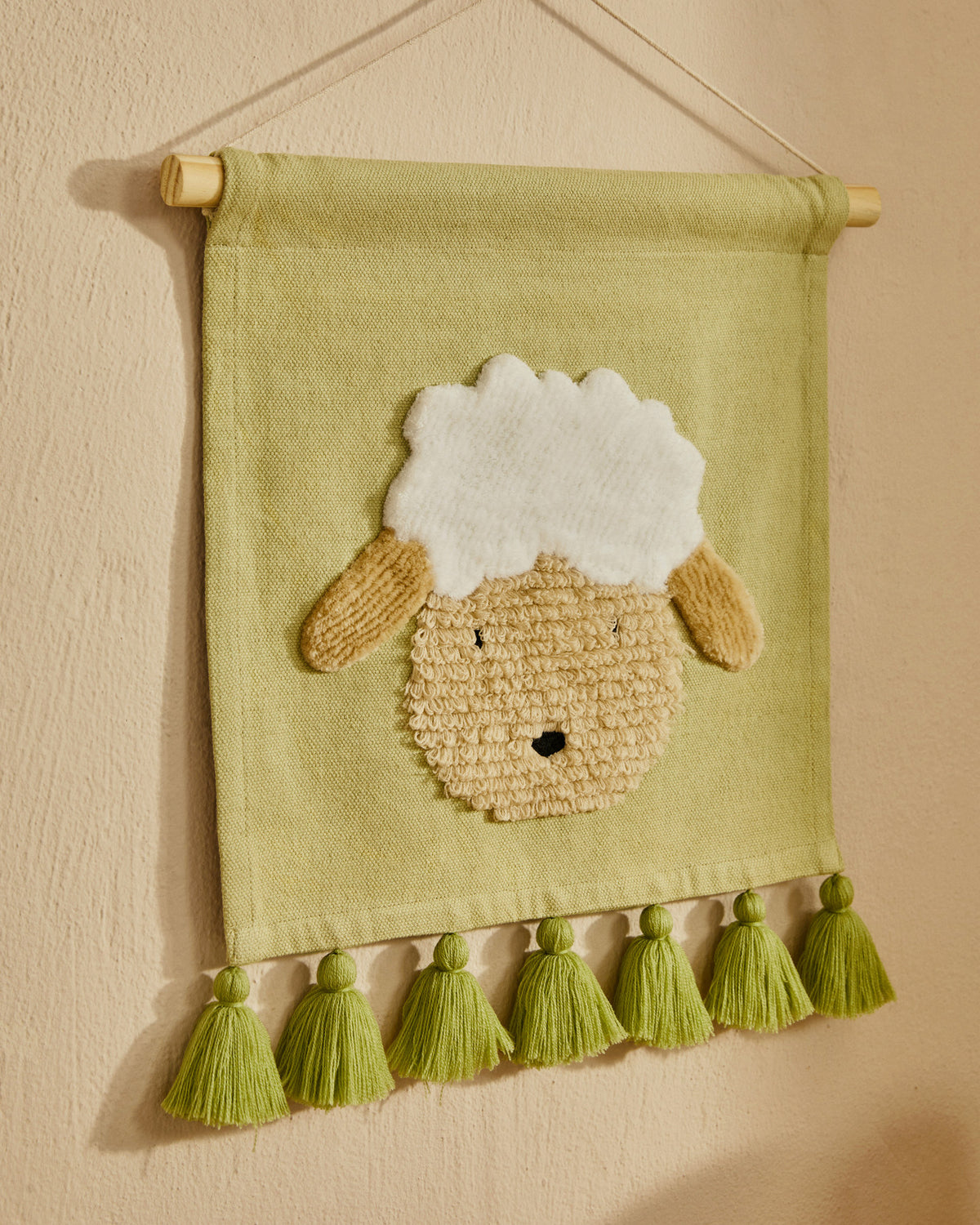 Wandteppich Milu aus grüner Baumwolle mit Schaf und Quasten in Grün in Grün präsentiert im Onlineshop von KAQTU Design AG. Wandteppich ist von Kave Home