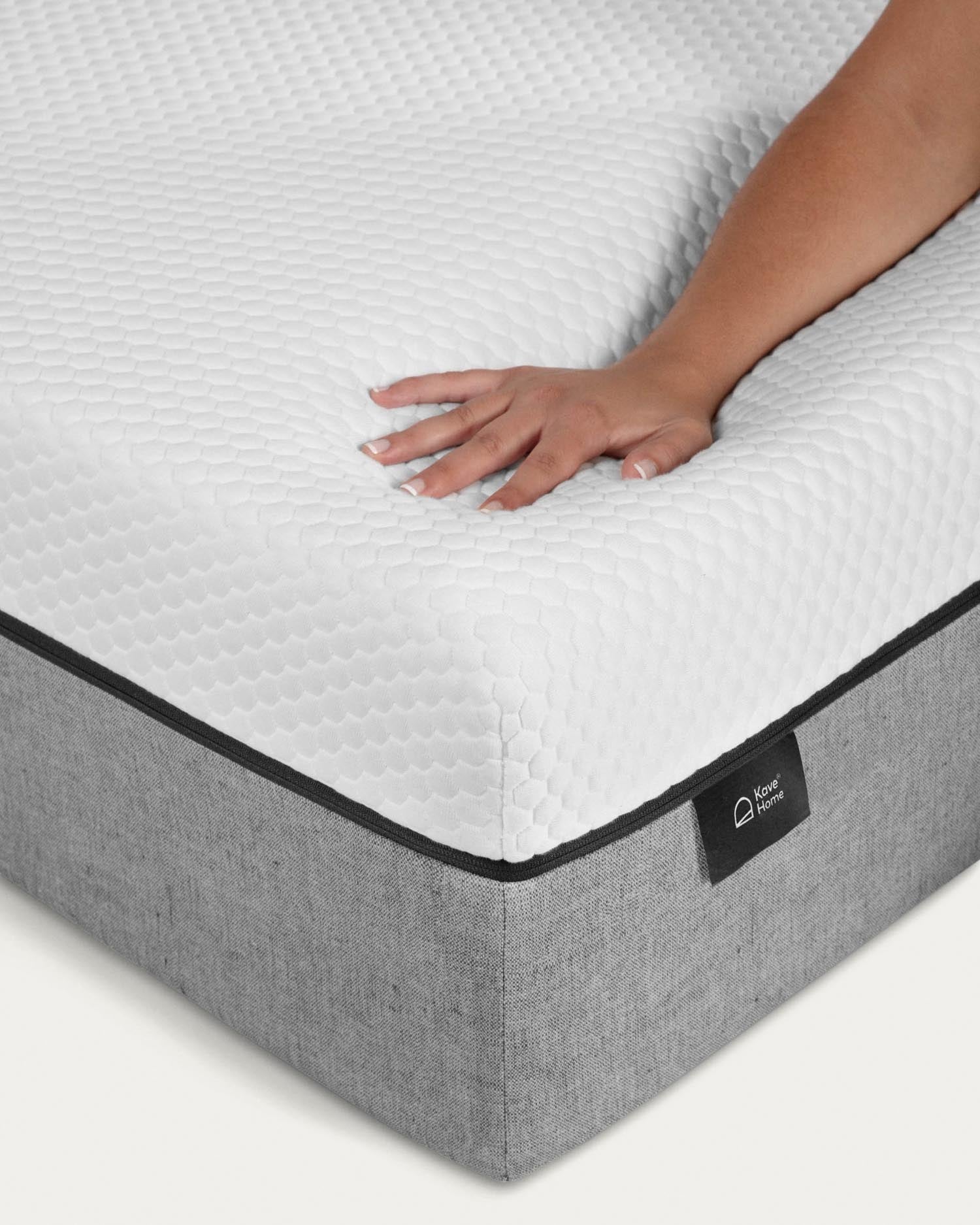 Entdecken Sie die viskoelastische Matratze Eva 90 x 190 cm von Kave Home, die mit ihrem abnehmbaren Bezug für optimalen Schlafkomfort und individuelle Anpassung sorgt.