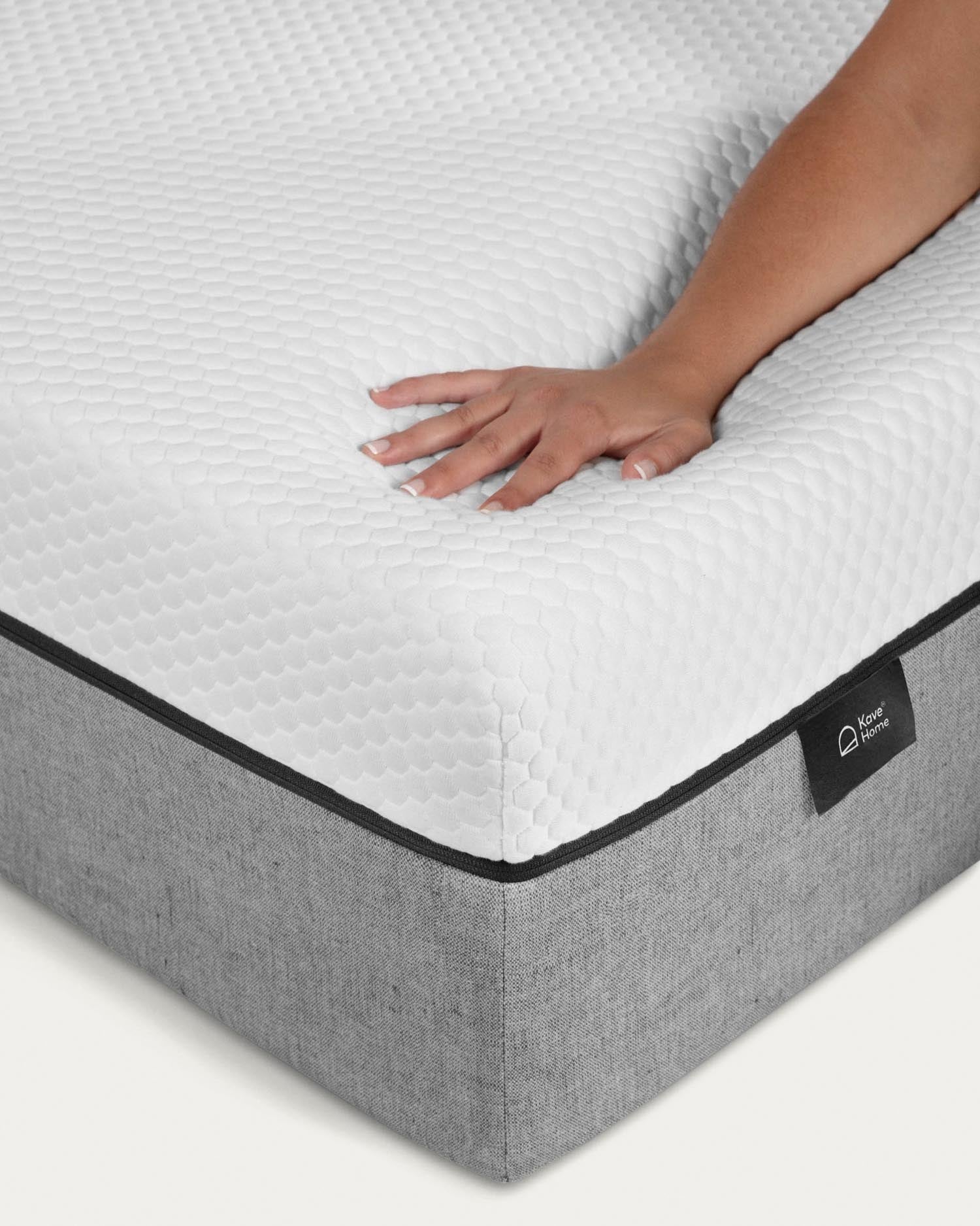 Die Viskoelastische Matratze Eva von Kave Home vereint ergonomischen Schlafkomfort und einen praktischen abnehmbaren Bezug in der Größe 135 x 190 cm.