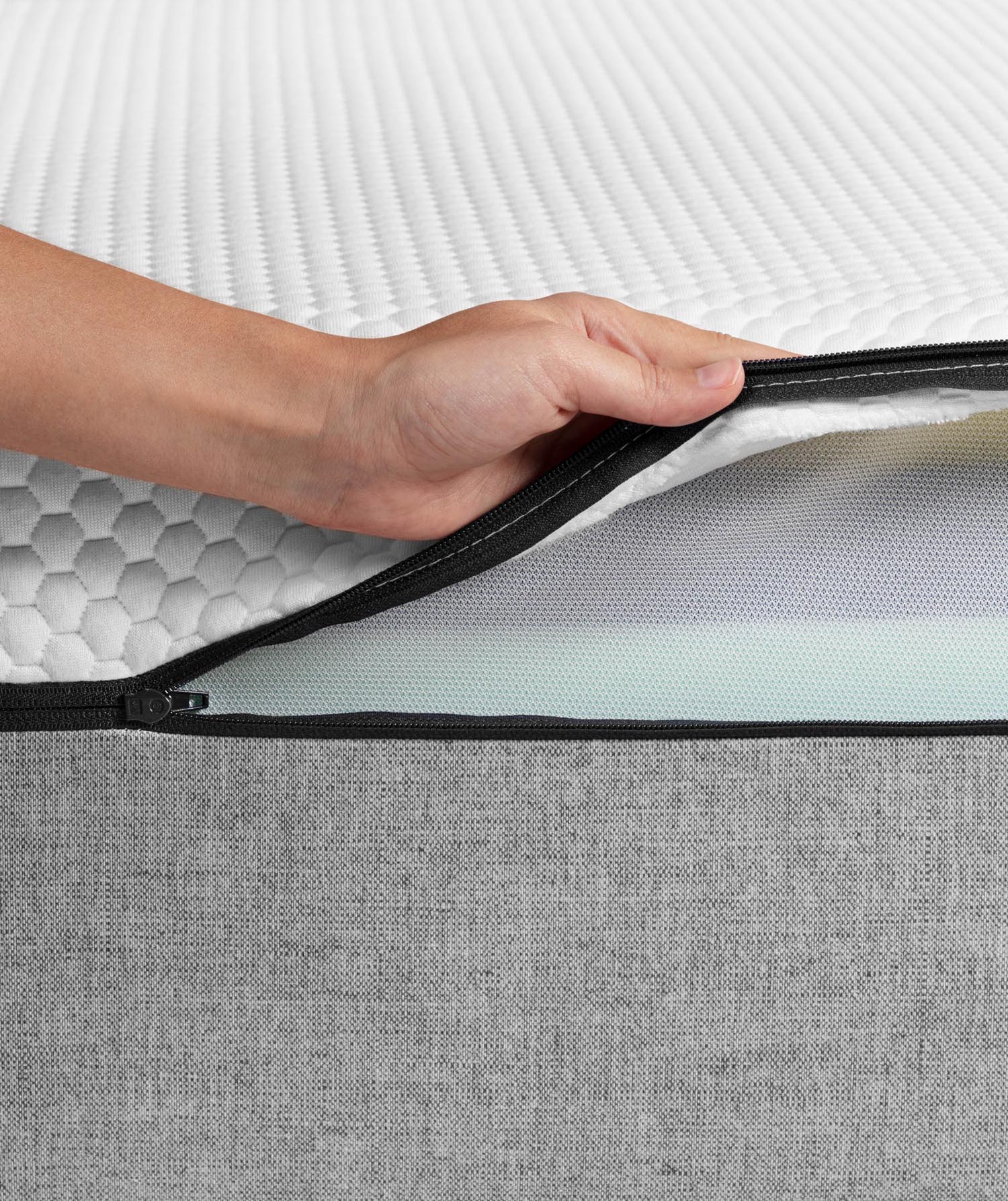 Die viskoelastische Matratze Eva 140 x 190 cm von Kave Home bietet optimalen Schlafkomfort mit abnehmbarem Bezug für einfache Pflege und Hygiene.