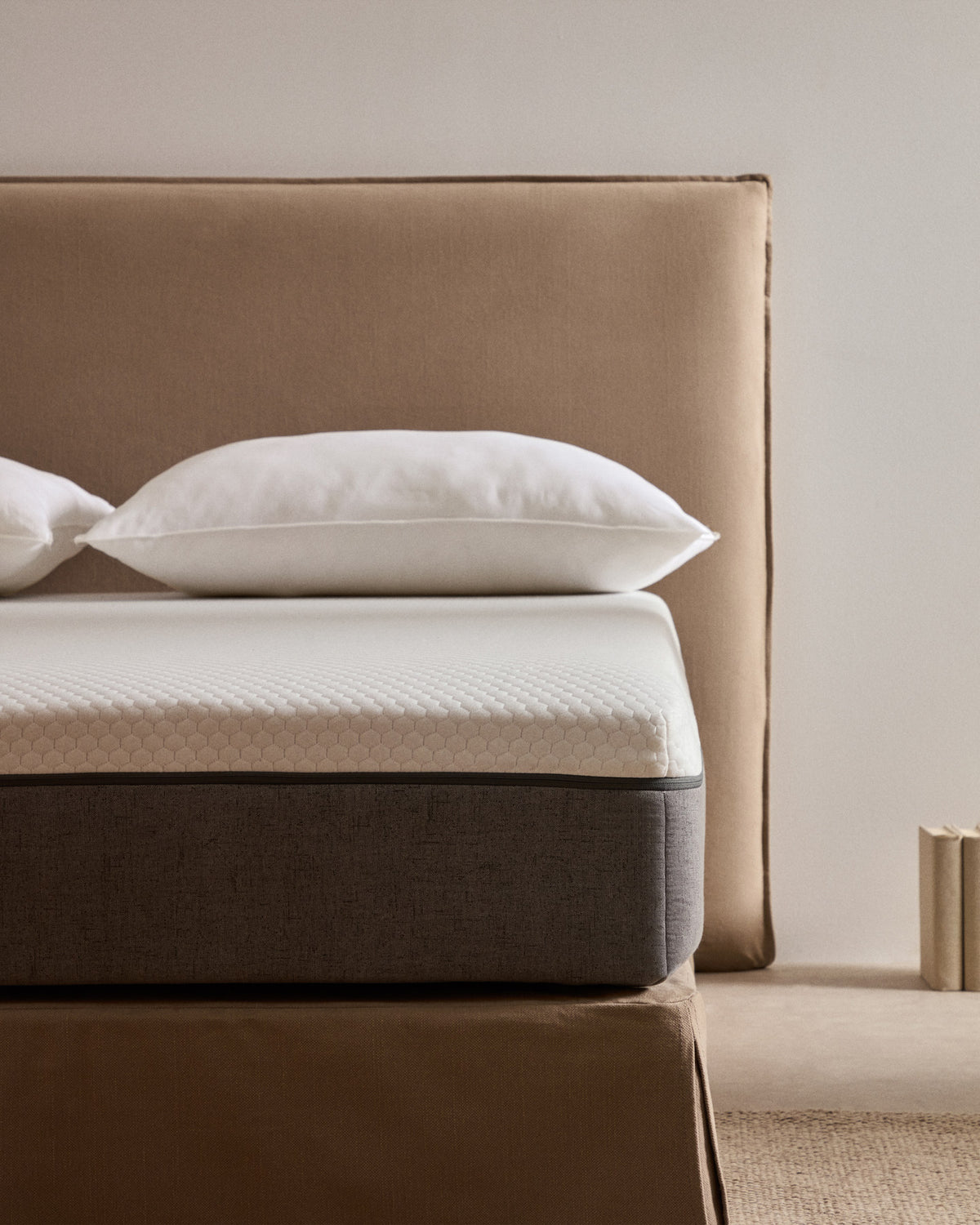 Viskoelastische Matratze Eva mit abnehmbarem Bezug 140 x 190 cm in Weiss, Grau präsentiert im Onlineshop von KAQTU Design AG. Matratze ist von Kave Home