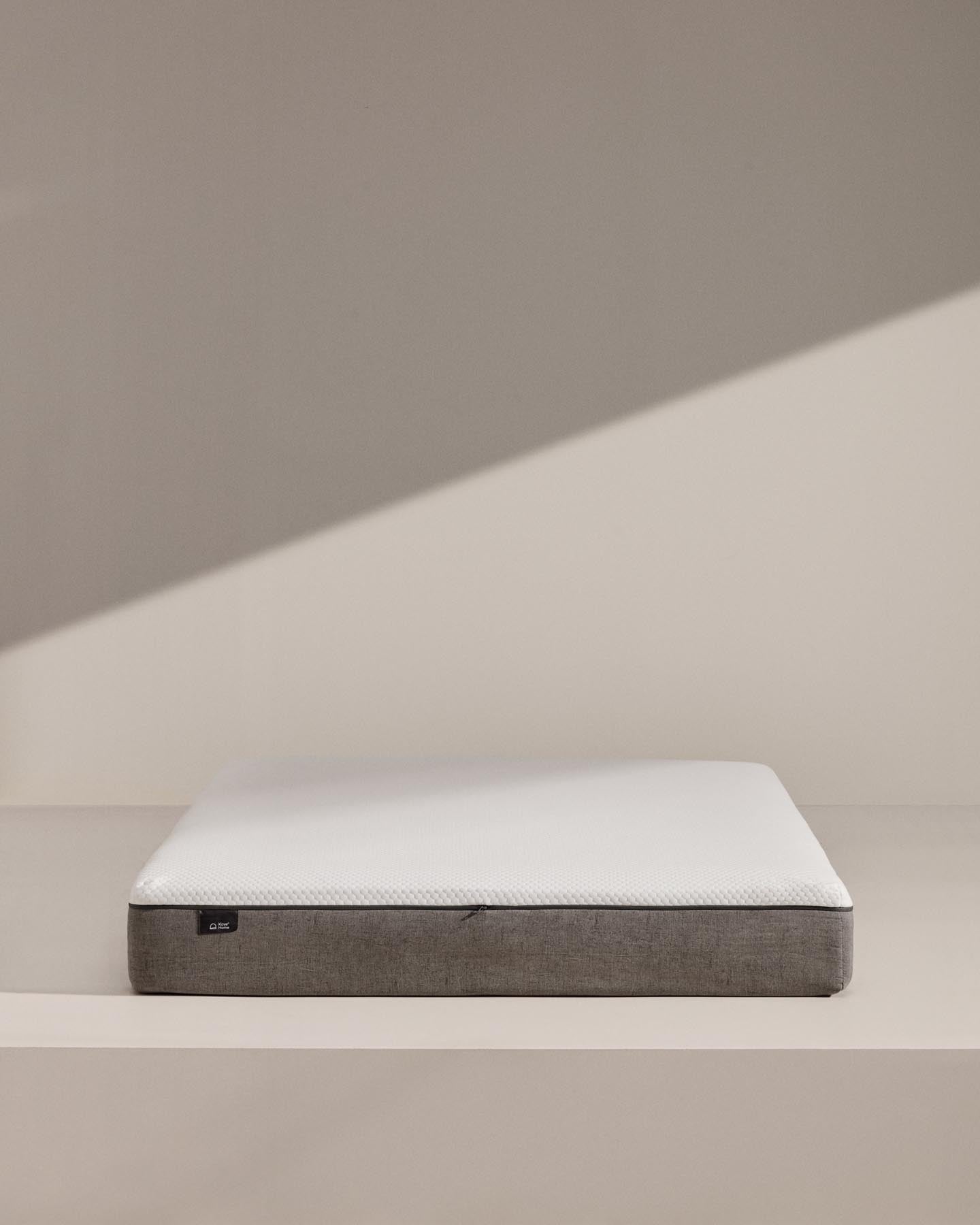 Viskoelastische Matratze Eva mit abnehmbarem Bezug 150 x 200 cm in Weiß präsentiert im Onlineshop von KAQTU Design AG. Matratze ist von Kave Home