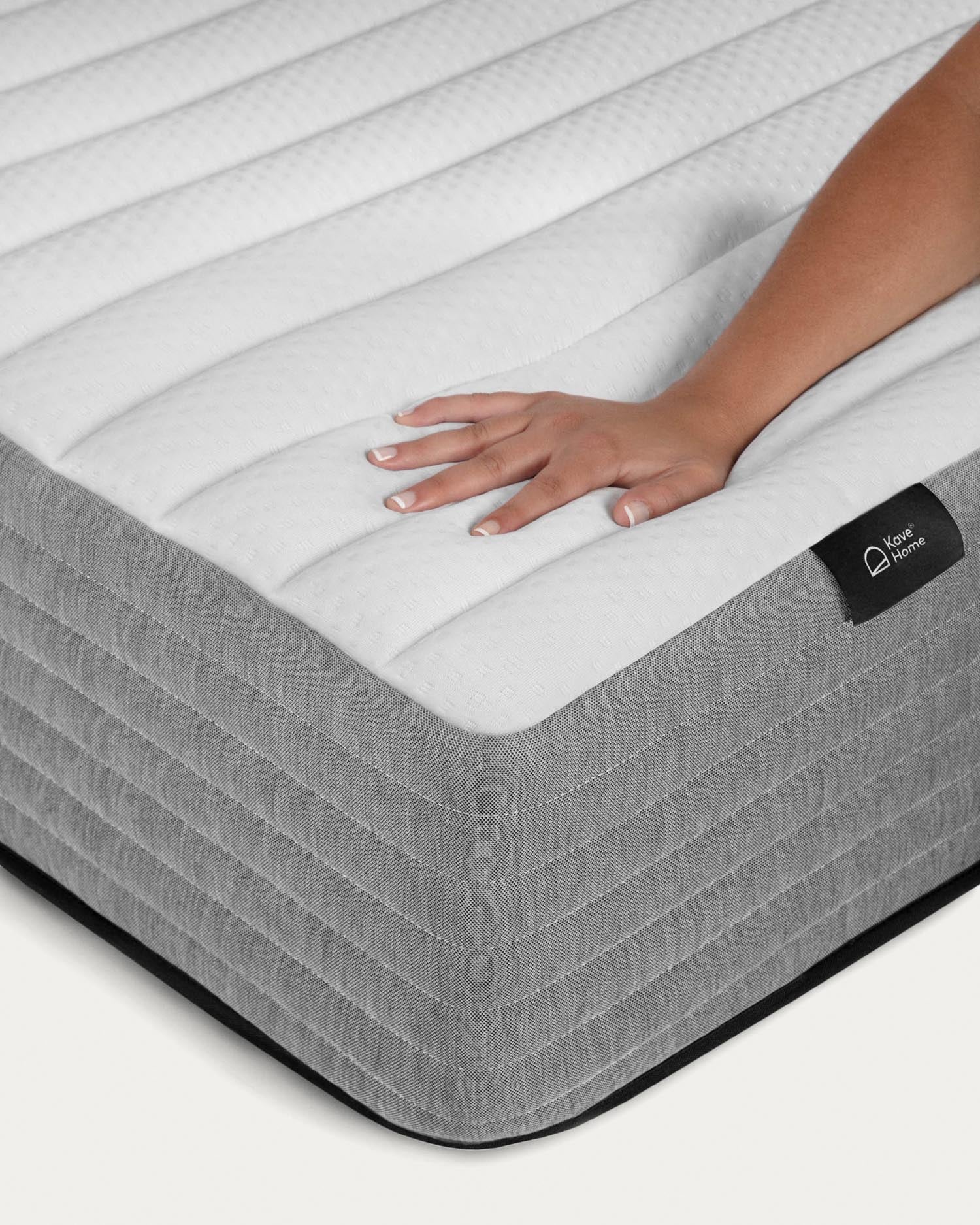 Erleben Sie erholsamen Schlaf mit der Juno Taschenfederkernmatratze 135 x 190 cm von Kave Home – für perfekte Druckentlastung und Atmungsaktivität.