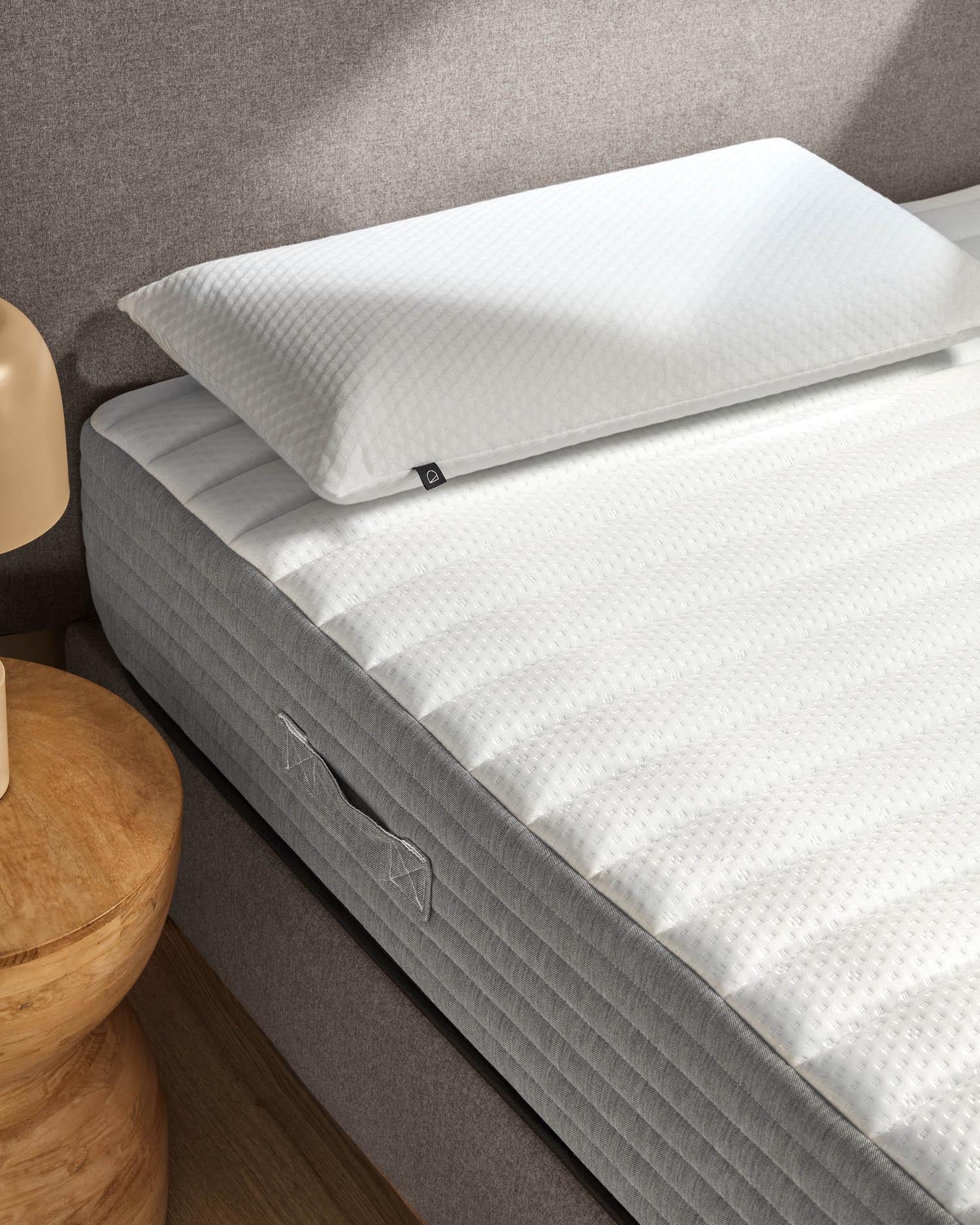 Komfortable Juno Taschenfederkernmatratze 150x190 cm von Kave Home, ideal für erholsamen Schlaf und optimale Unterstützung.