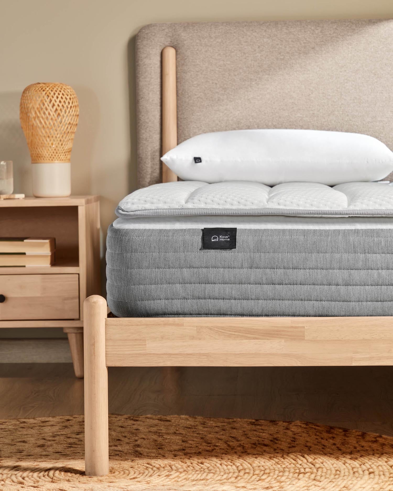 Die Yoko Schaumstoffmatratze 90 x 190 cm von Kave Home vereint hochwertigen Komfort und optimale Unterstützung für erholsamen Schlaf.