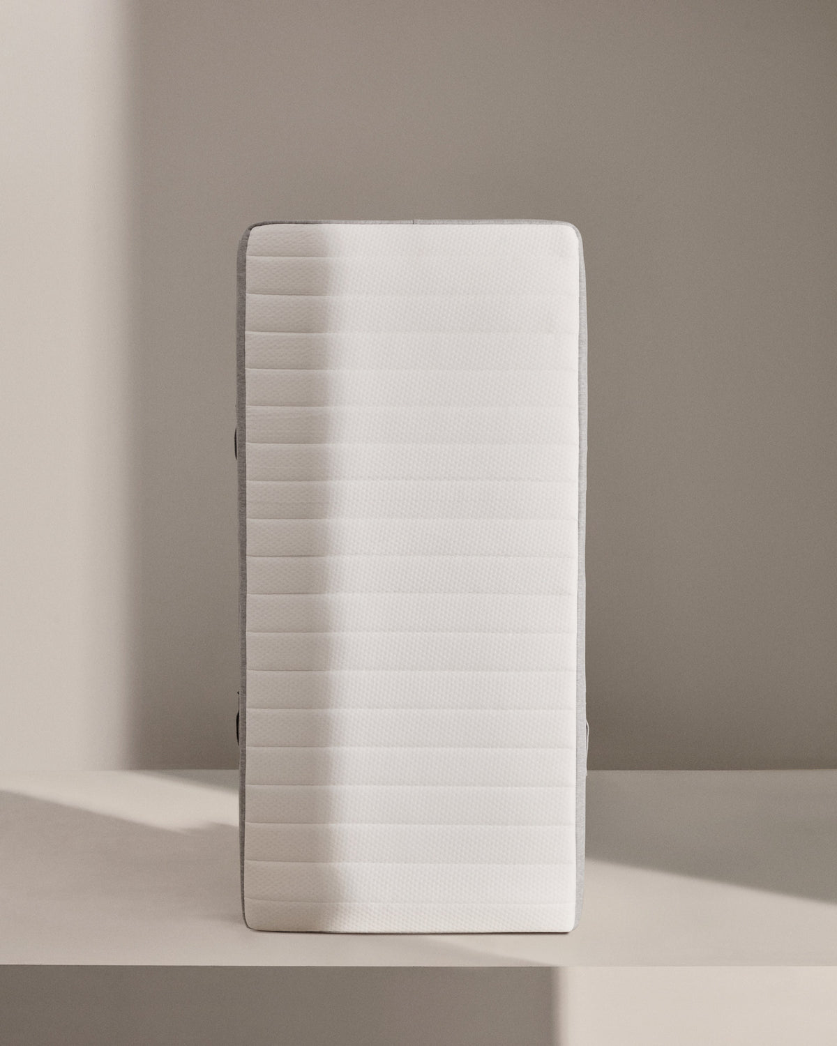 Yoko Schaumstoffmatratze 90 x 200 cm in Weiss, Grau präsentiert im Onlineshop von KAQTU Design AG. Matratze ist von Kave Home