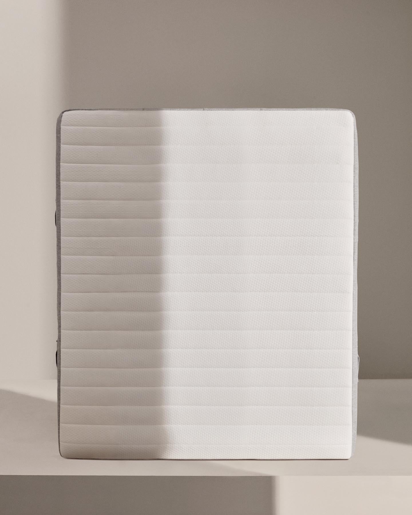 Yoko Schaumstoffmatratze 150 x 200 cm in Weiß präsentiert im Onlineshop von KAQTU Design AG. Matratze ist von Kave Home