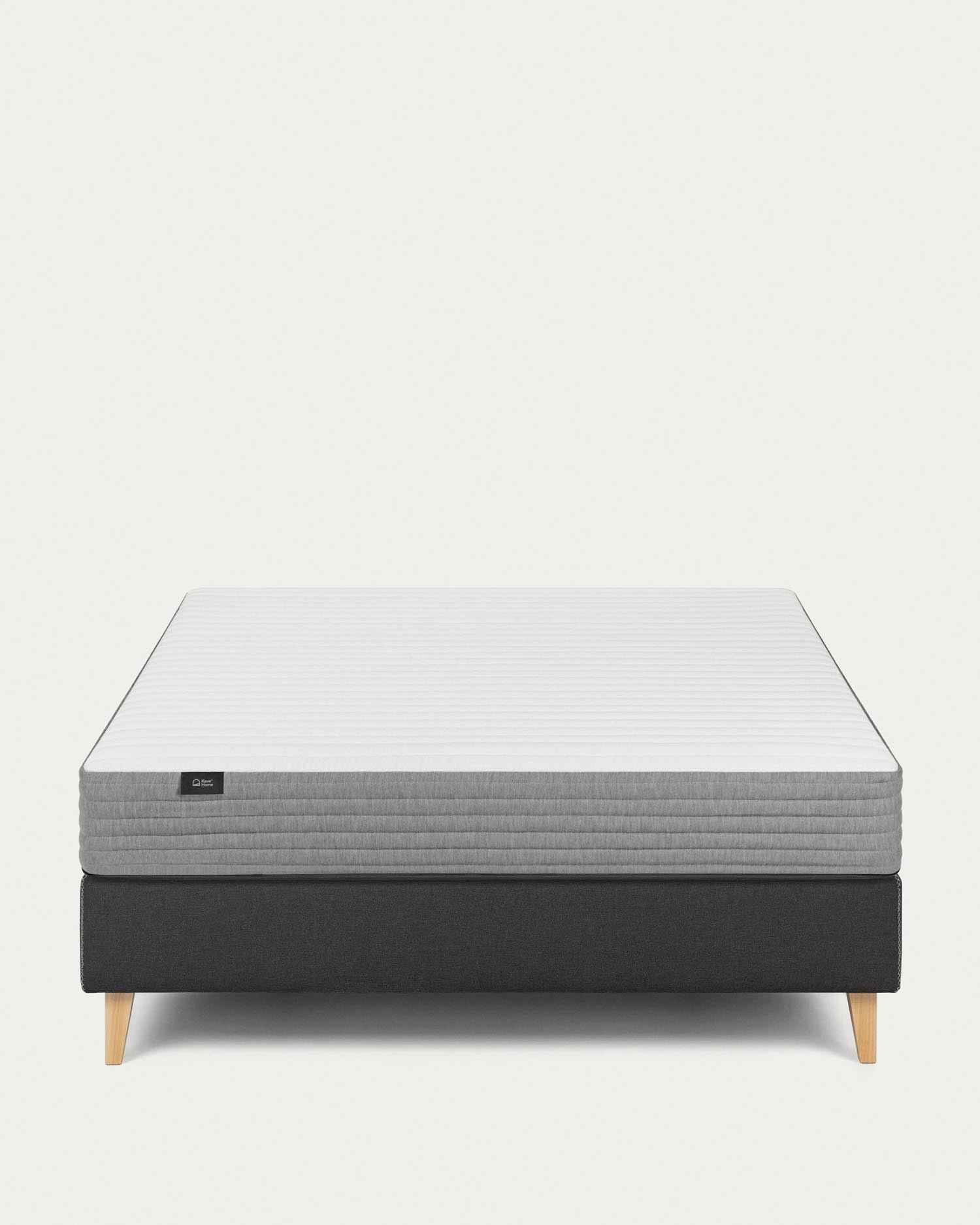 Die Yoko Schaumstoffmatratze 180 x 200 cm von Kave Home vereint innovative Materialien für optimalen Schlafkomfort und perfekte Körperanpassung.