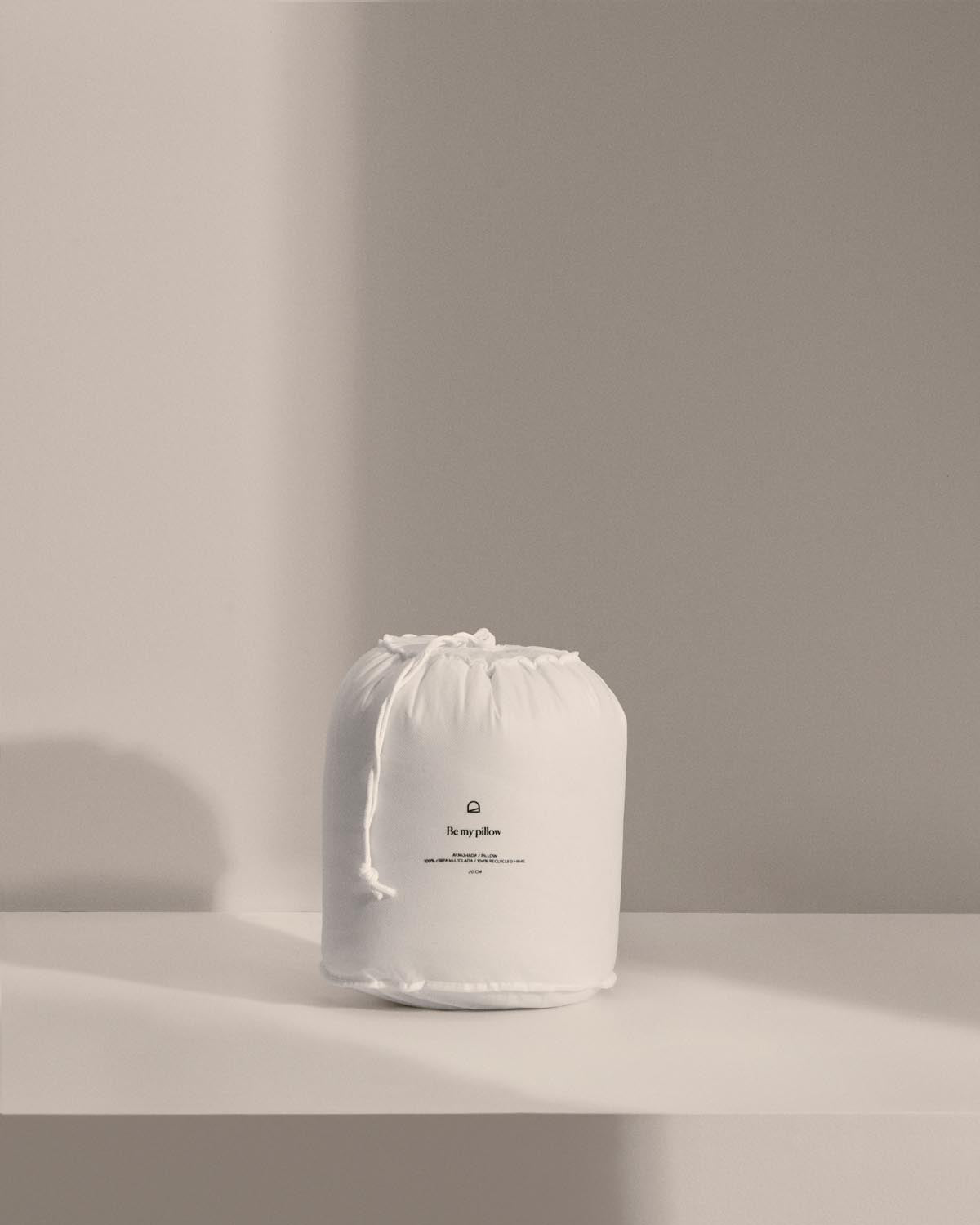 Nyla Mikrofaser-Kissen 80 x 40 cm in Weiss präsentiert im Onlineshop von KAQTU Design AG. Kissen ist von Kave Home