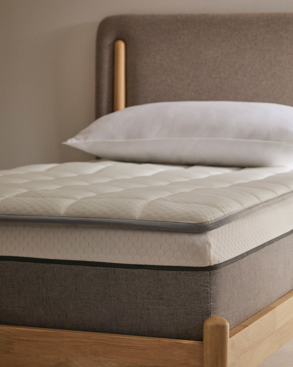 Freya Matratzen Topper 90 x 190 cm in Weiss präsentiert im Onlineshop von KAQTU Design AG. Matratze ist von Kave Home